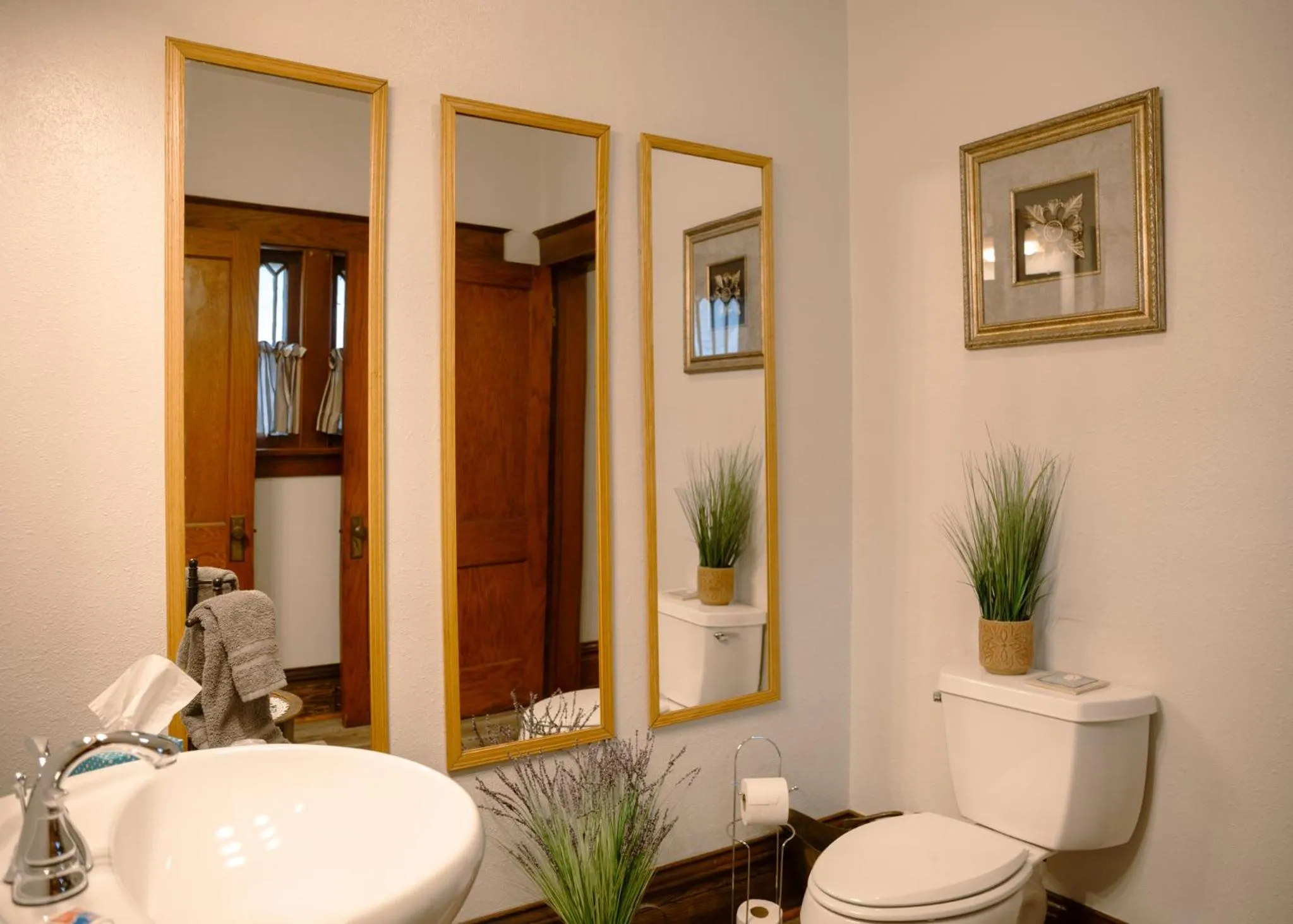 Toilet in East Side Motel & Cabins