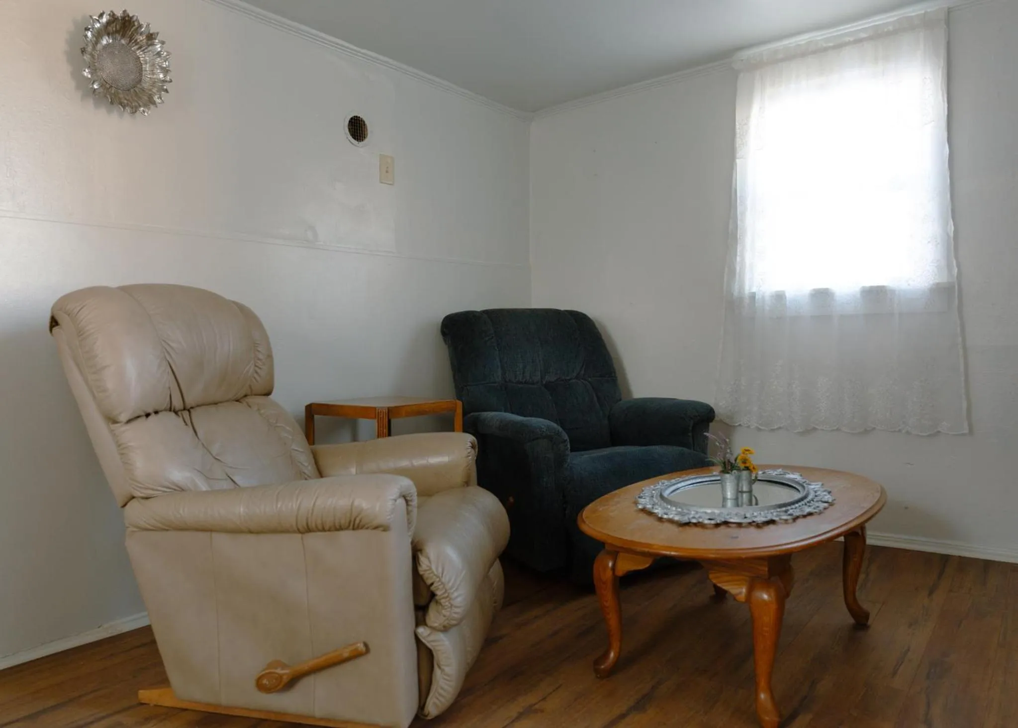 Living room in East Side Motel & Cabins