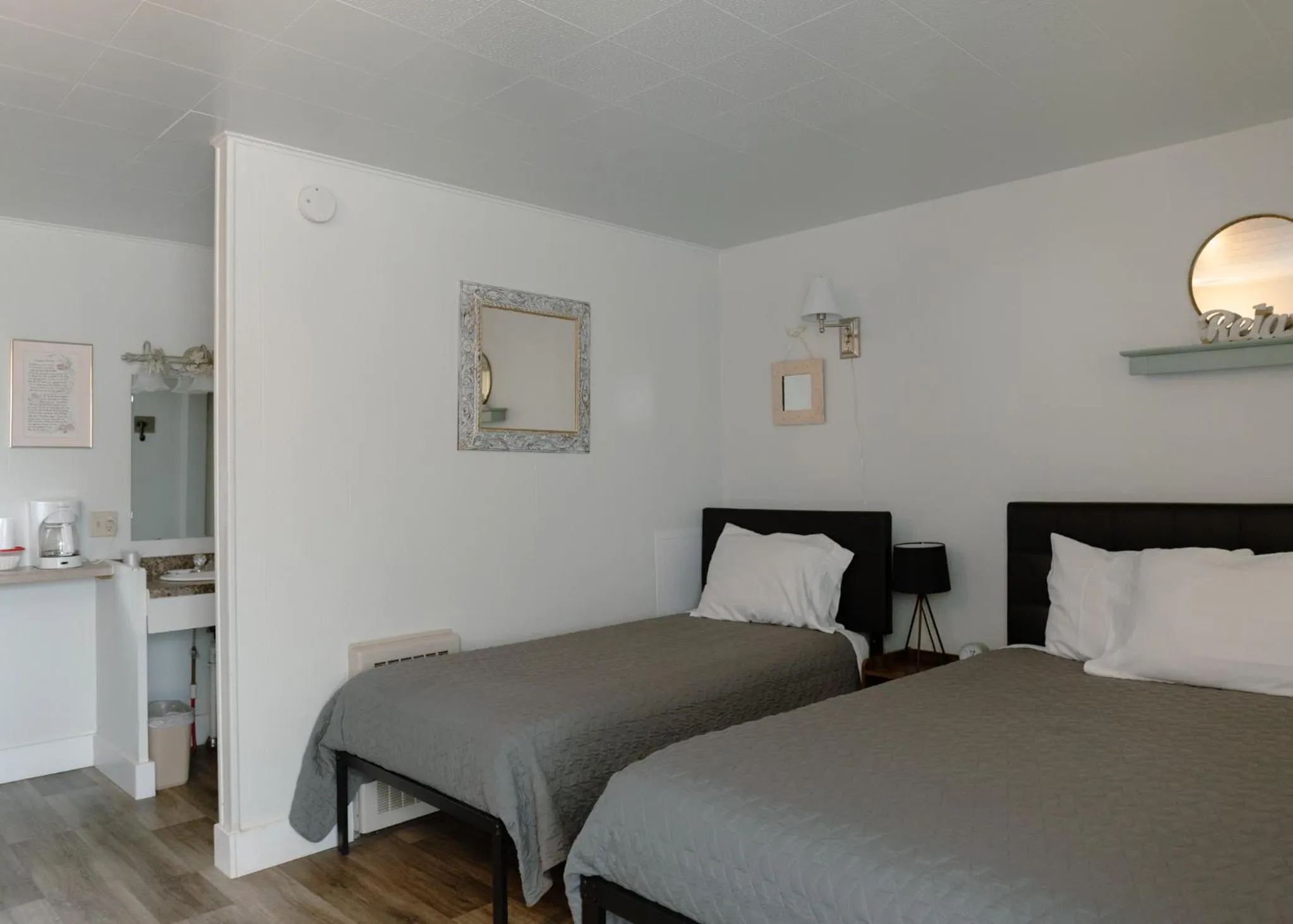 Bed in East Side Motel & Cabins