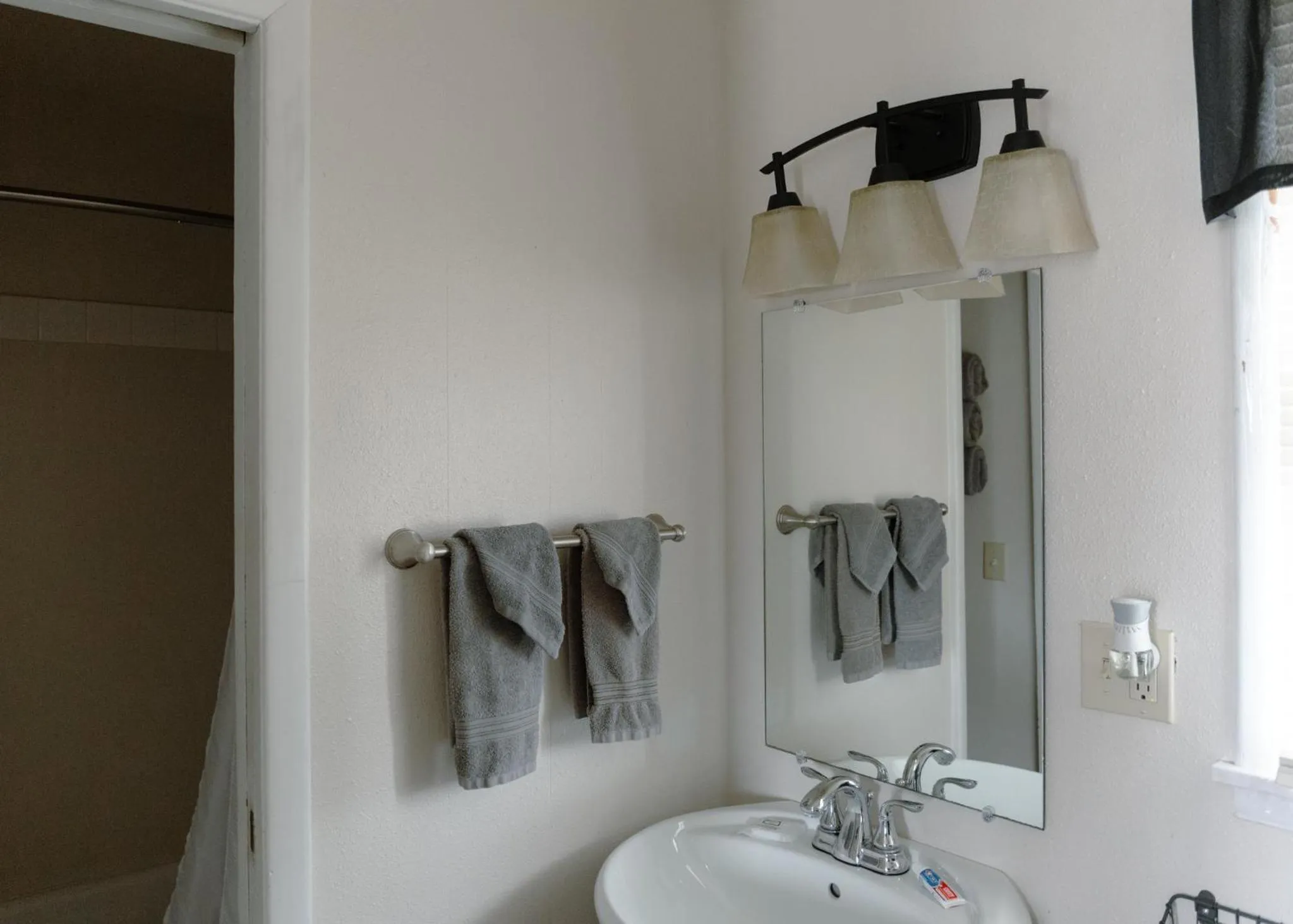 Bathroom in East Side Motel & Cabins