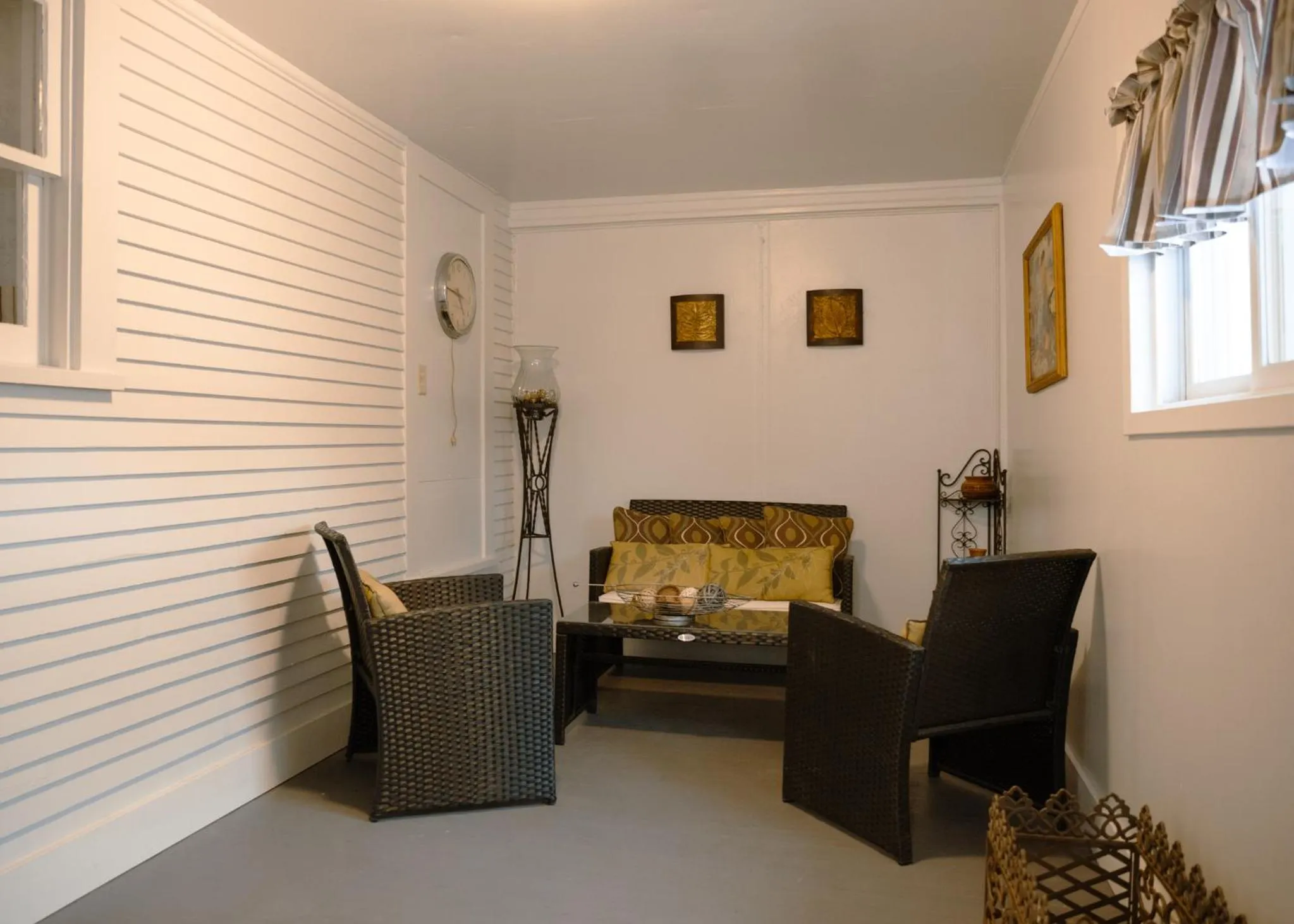 Patio in East Side Motel & Cabins