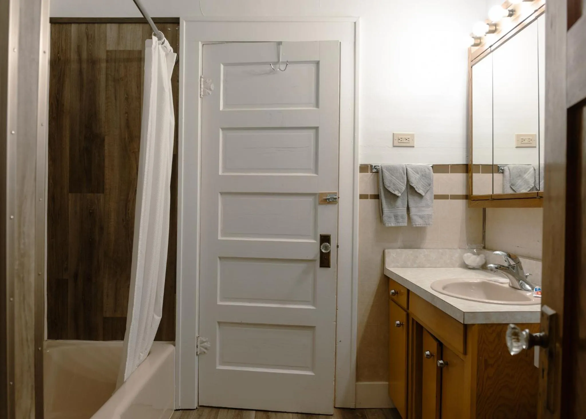 Shower in East Side Motel & Cabins