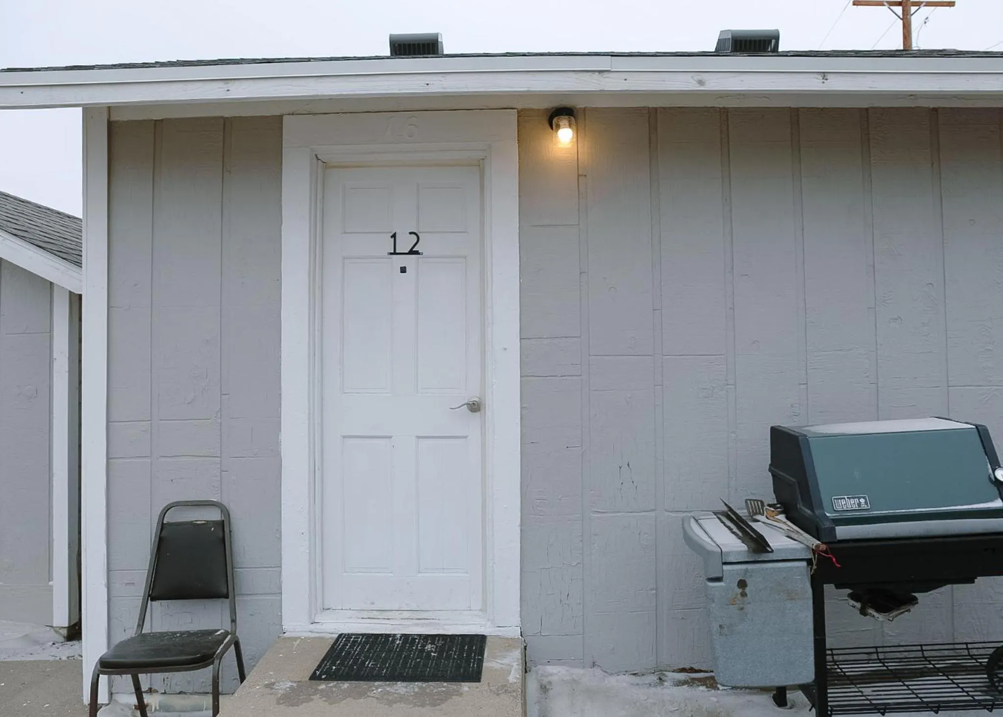 Property building in East Side Motel & Cabins