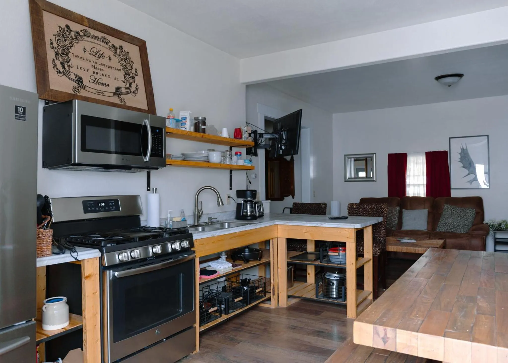 Coffee/tea facilities in East Side Motel & Cabins