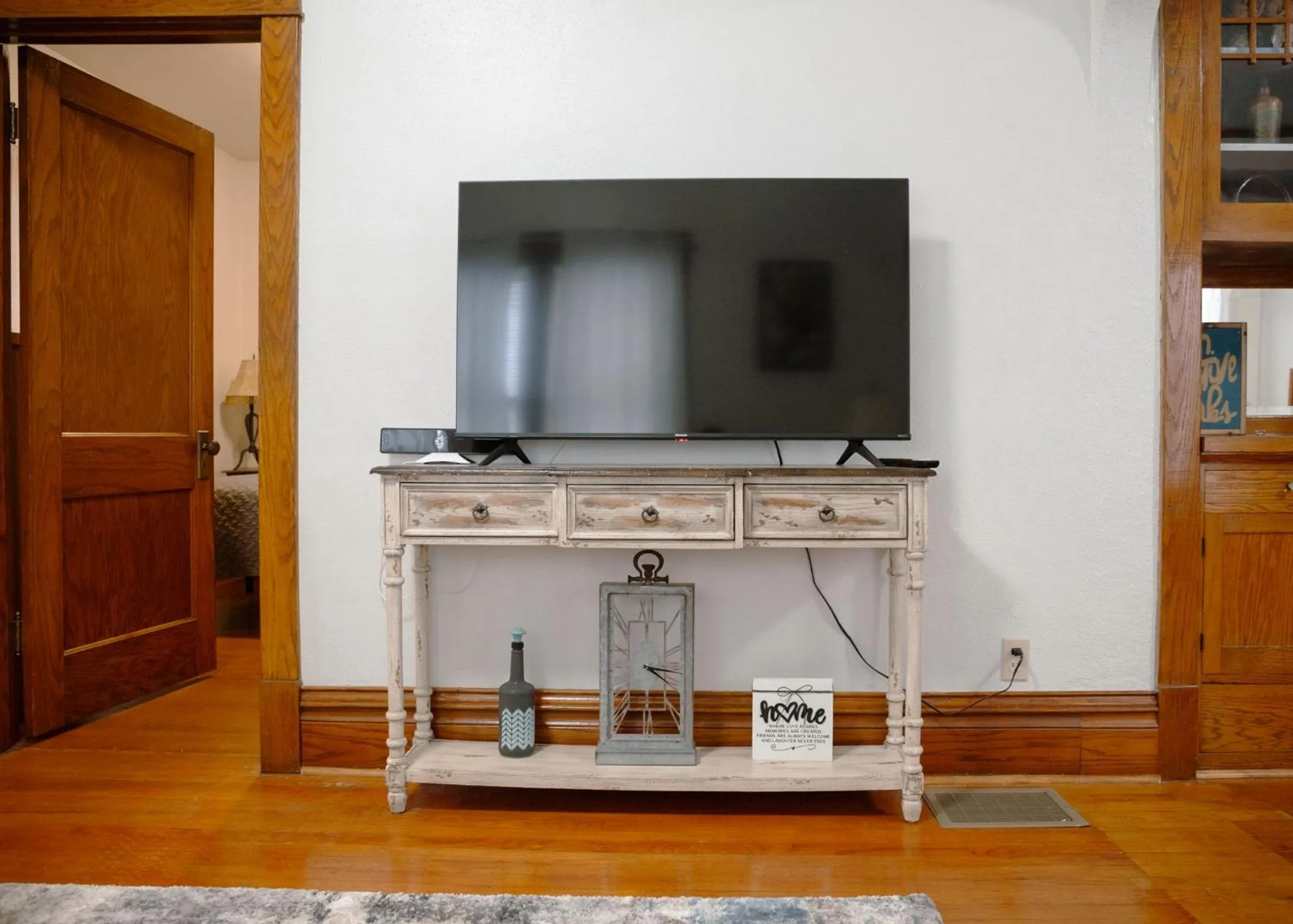 Communal lounge/ TV room in East Side Motel & Cabins