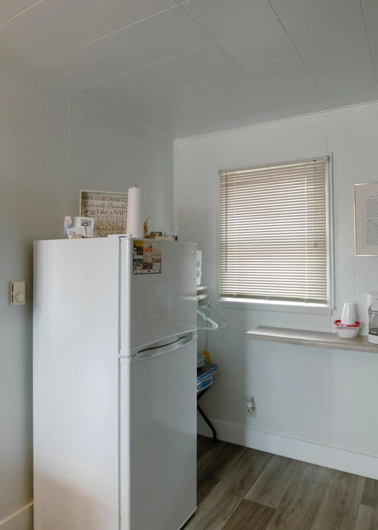 Kitchen or kitchenette in East Side Motel & Cabins