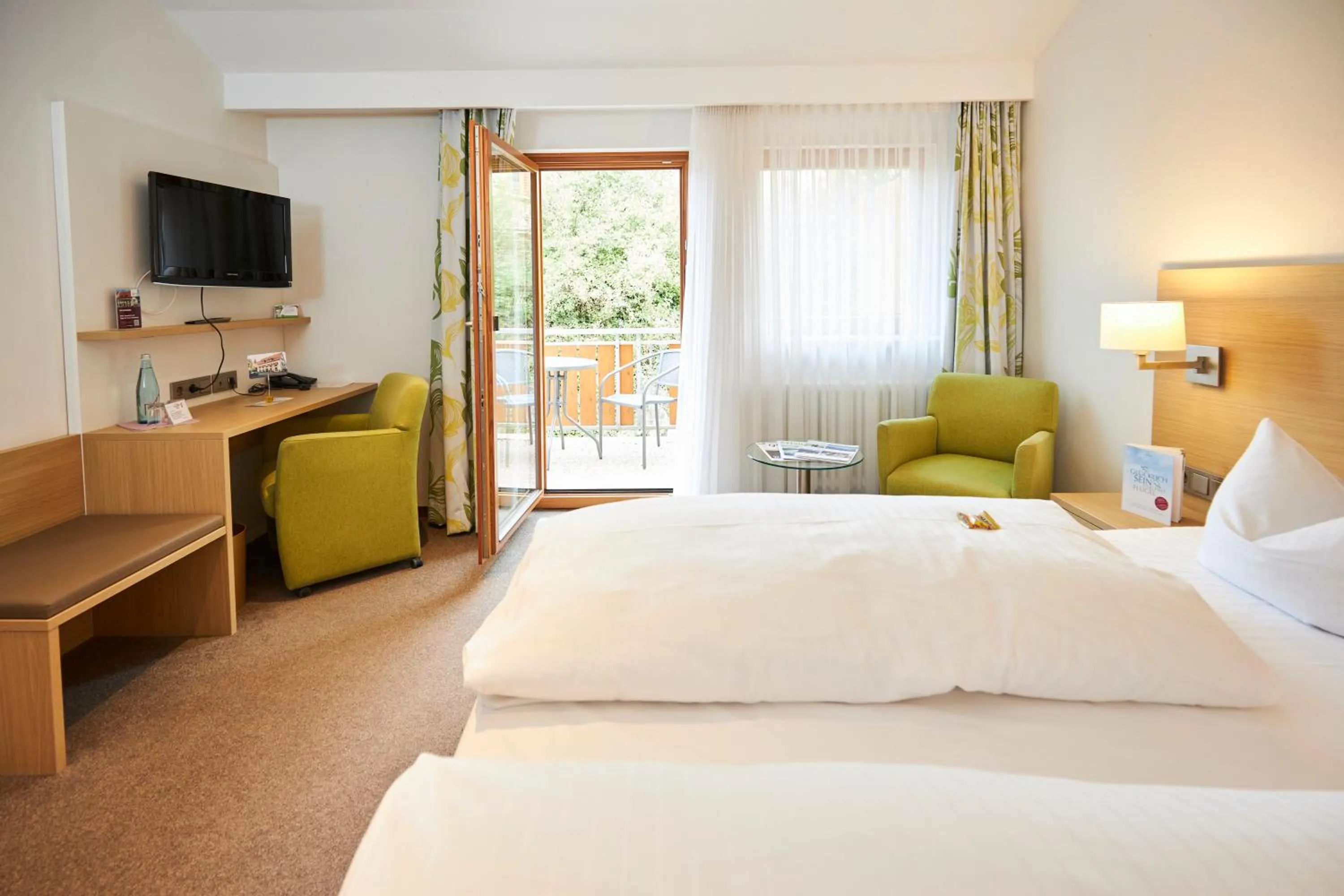 Bed in Flair Hotel Gasthof zum Hirsch