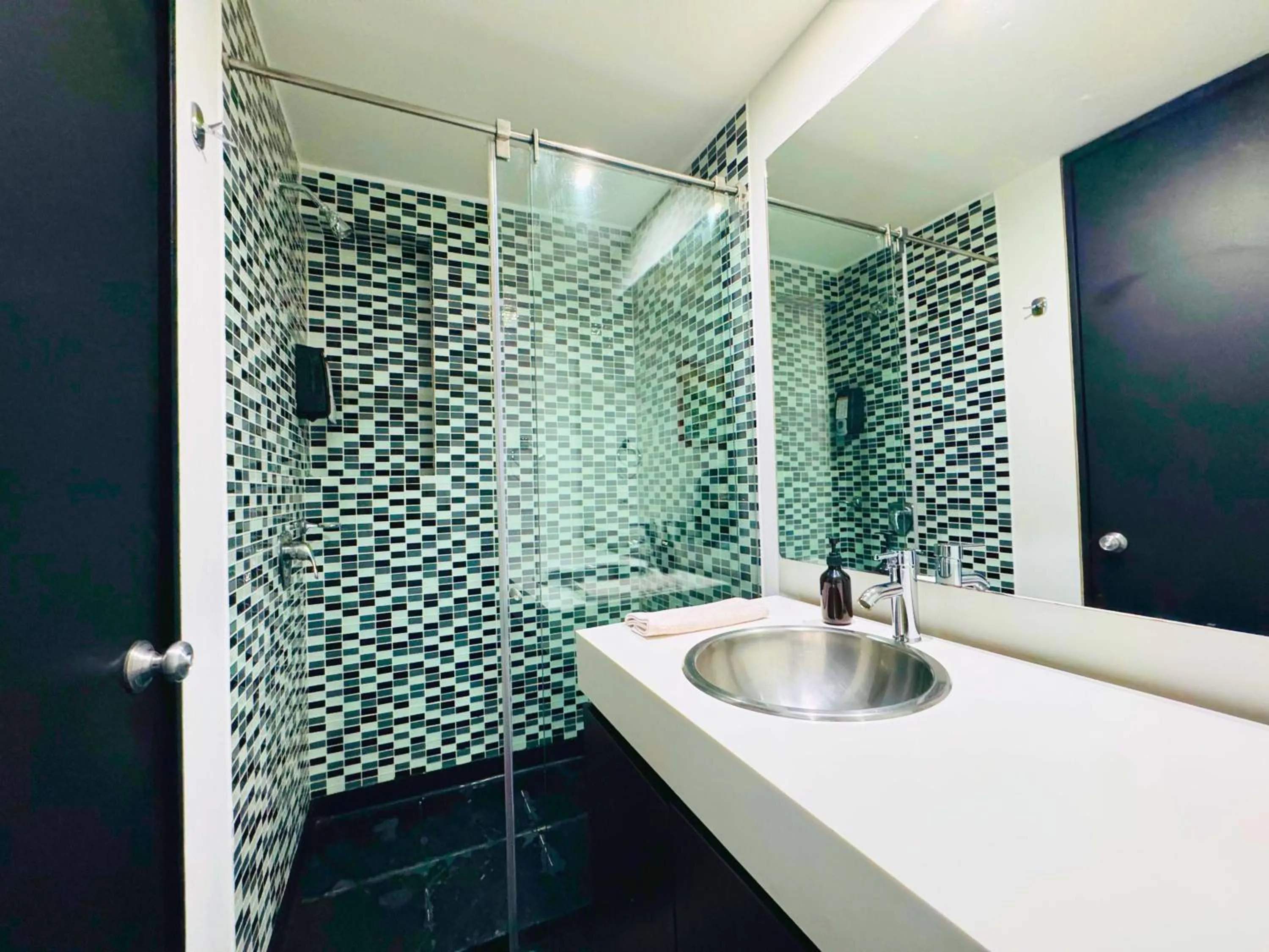 Shower in Aparta Suite Continental Bogotá