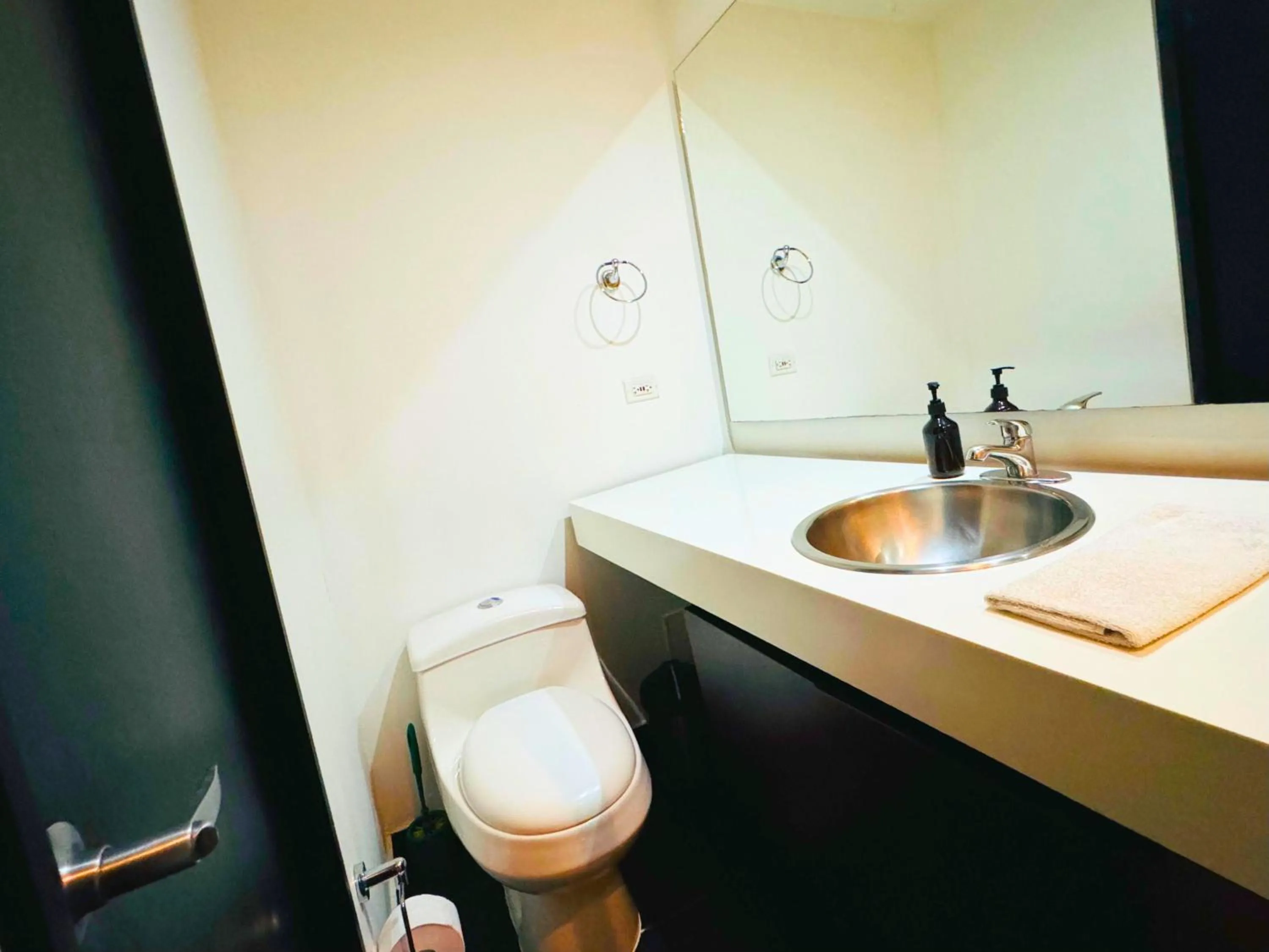 Toilet in Aparta Suite Continental Bogotá