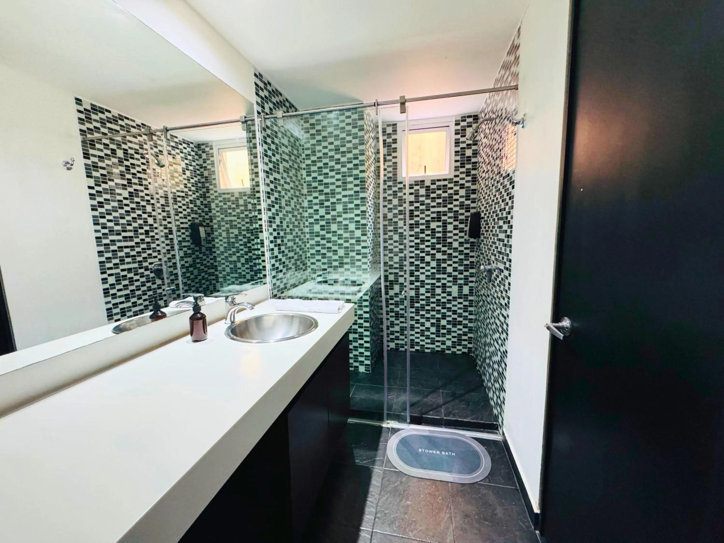 Shower in Aparta Suite Continental Bogotá