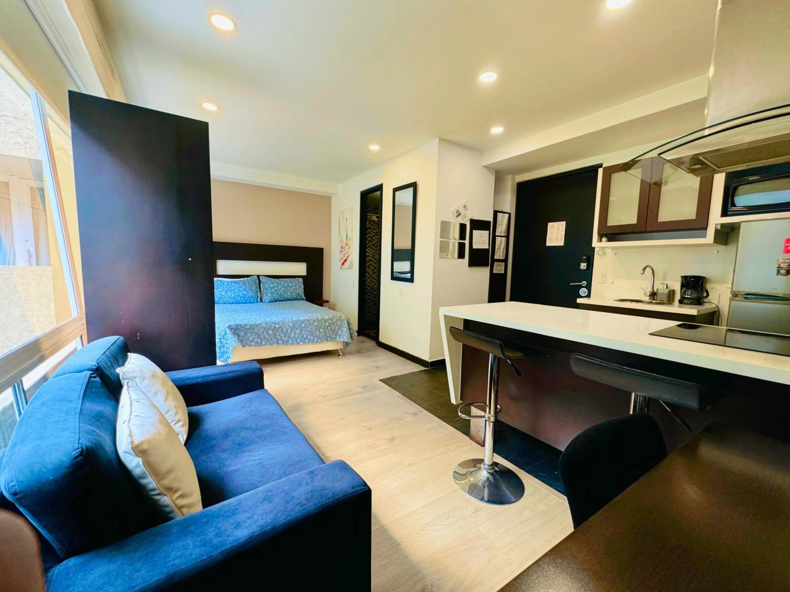 Photo of the whole room in Aparta Suite Continental Bogotá