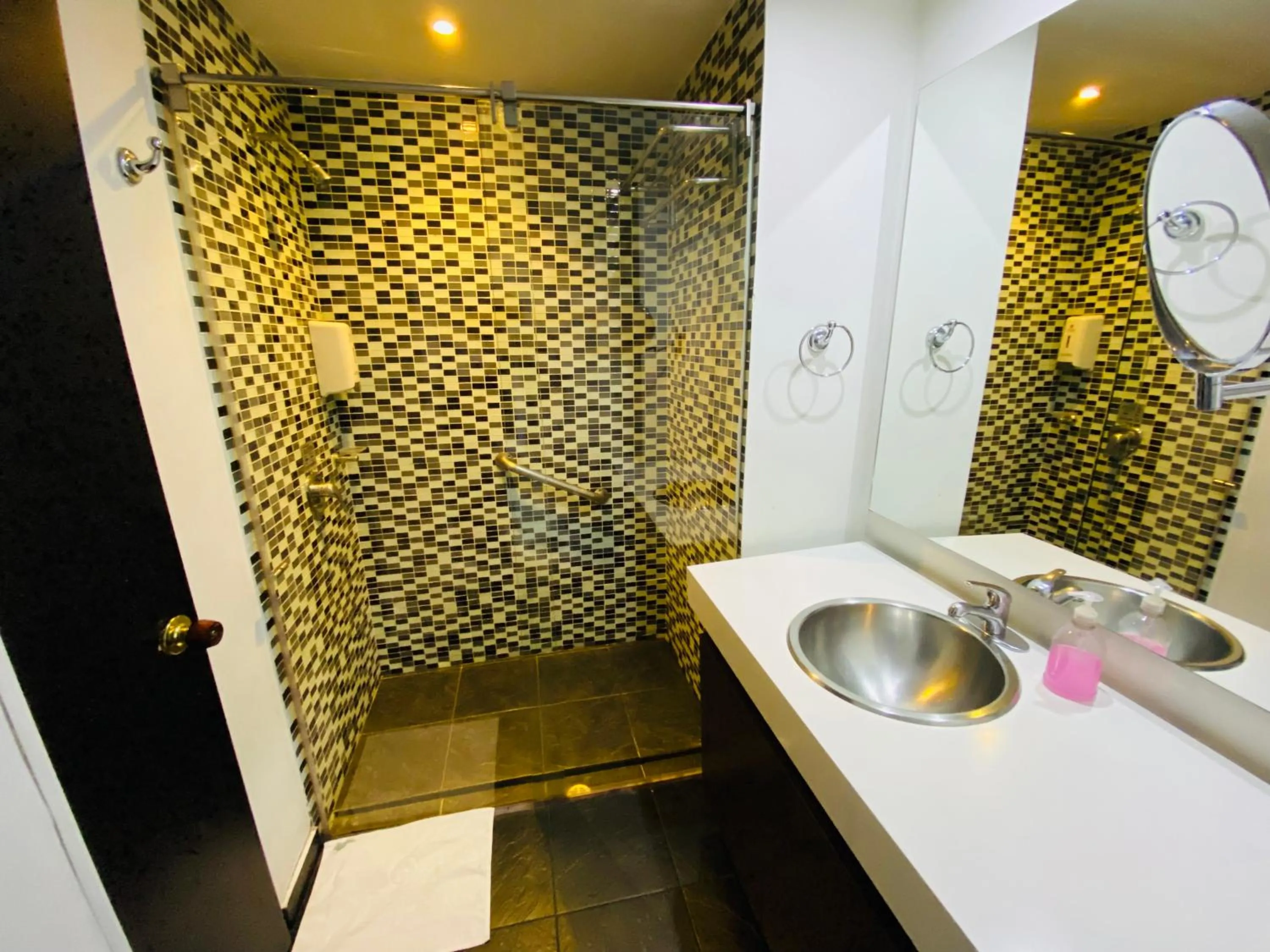 Bathroom in Aparta Suite Continental Bogotá