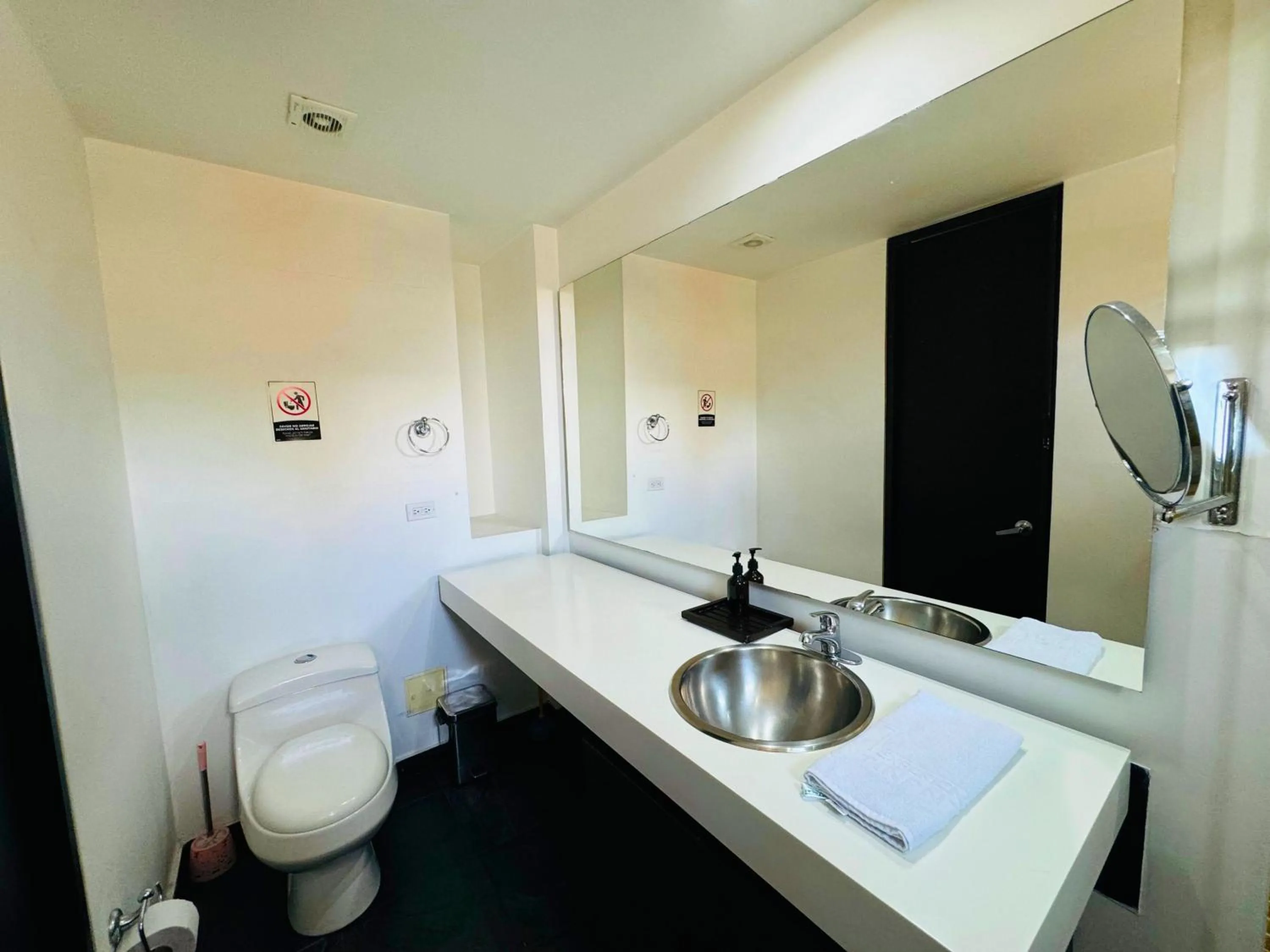 Toilet in Aparta Suite Continental Bogotá