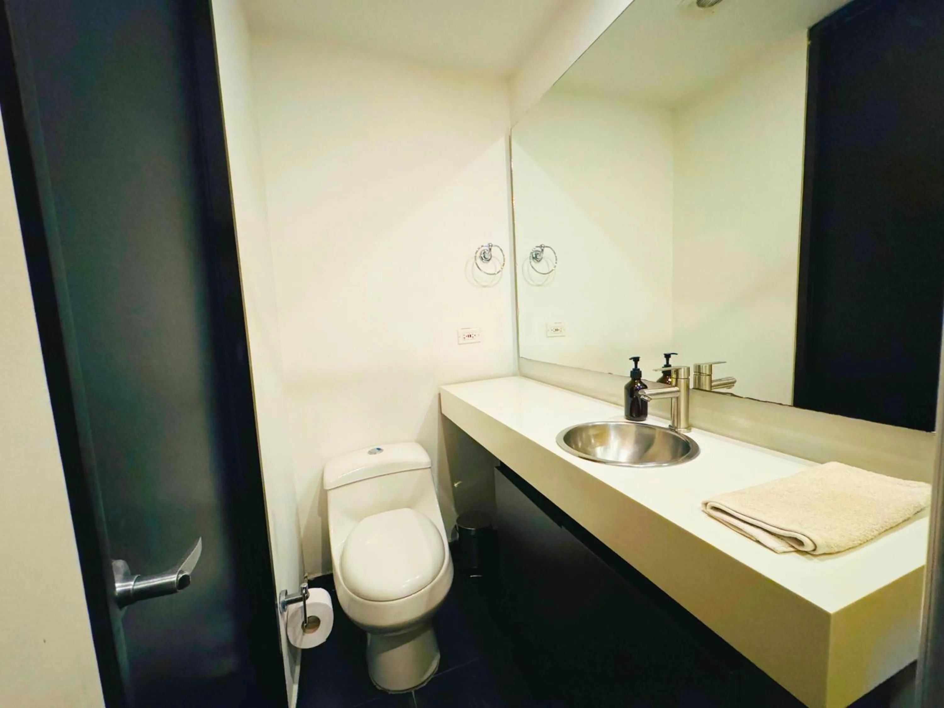 Toilet in Aparta Suite Continental Bogotá