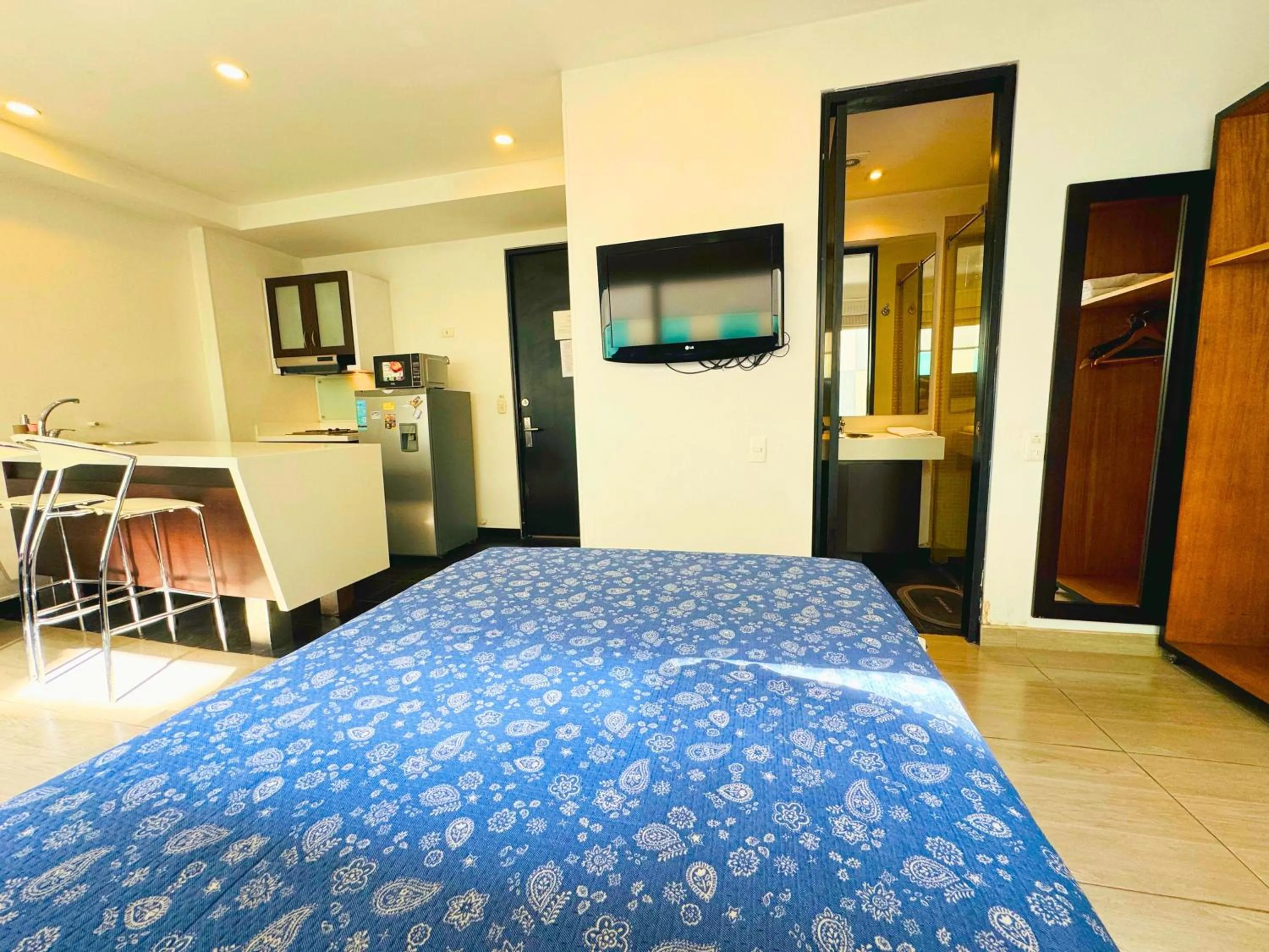 Photo of the whole room, Bed in Aparta Suite Continental Bogotá