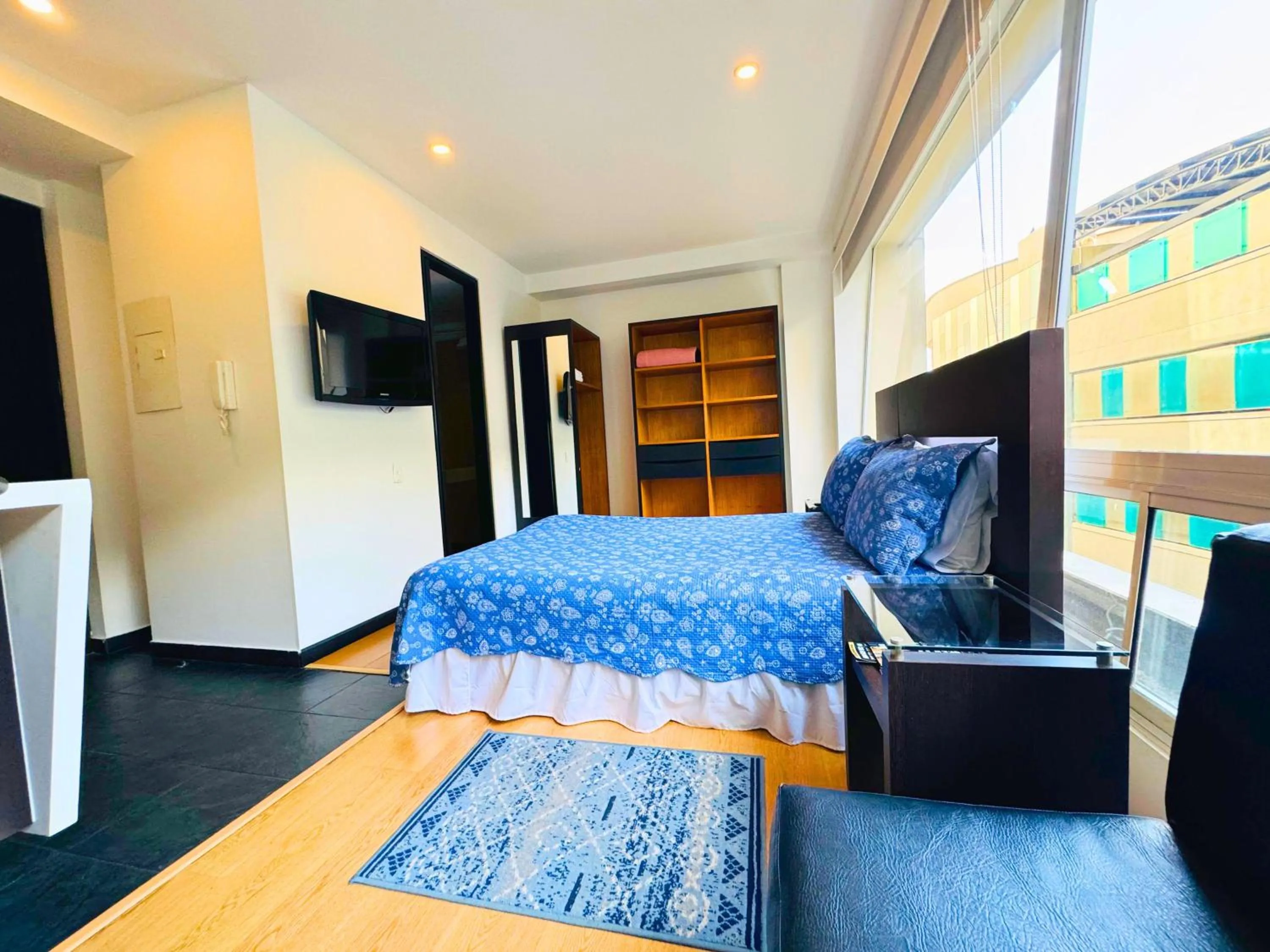 Photo of the whole room, Bed in Aparta Suite Continental Bogotá