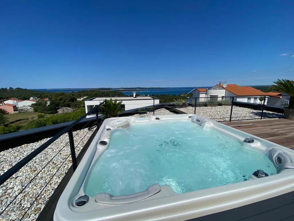 Hot Tub in Luxury Villa Aruna
