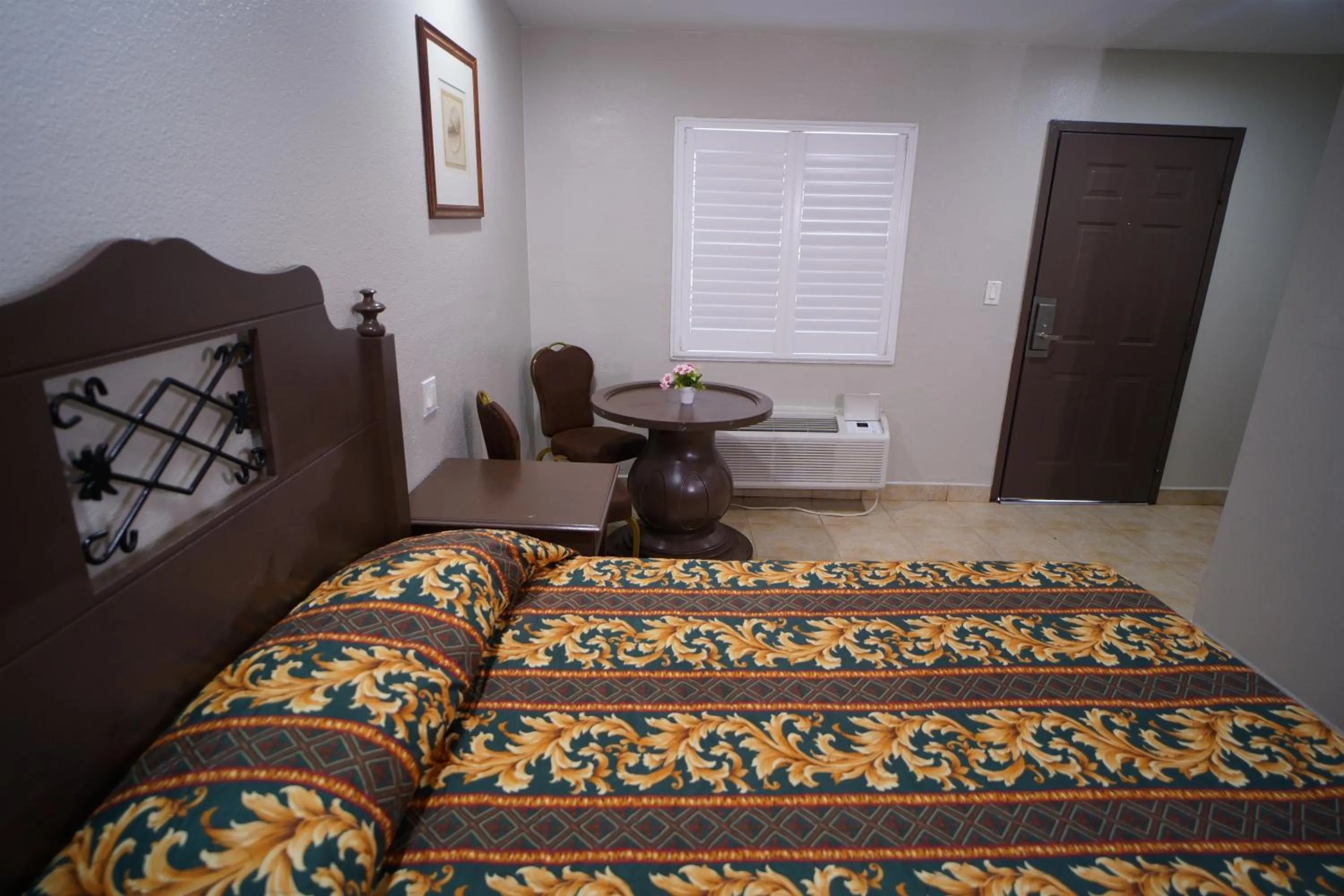 Bed in The Fly Inn Motel