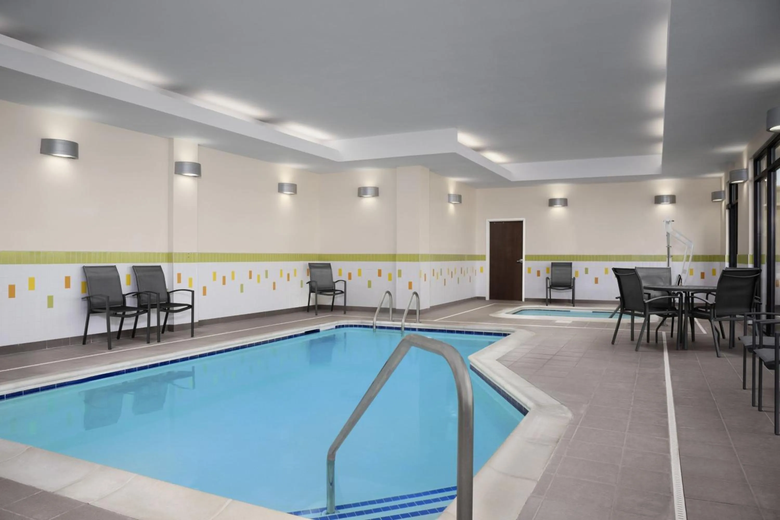 Swimming pool in Fairfield Inn & Suites By Marriott Sioux Falls Airport