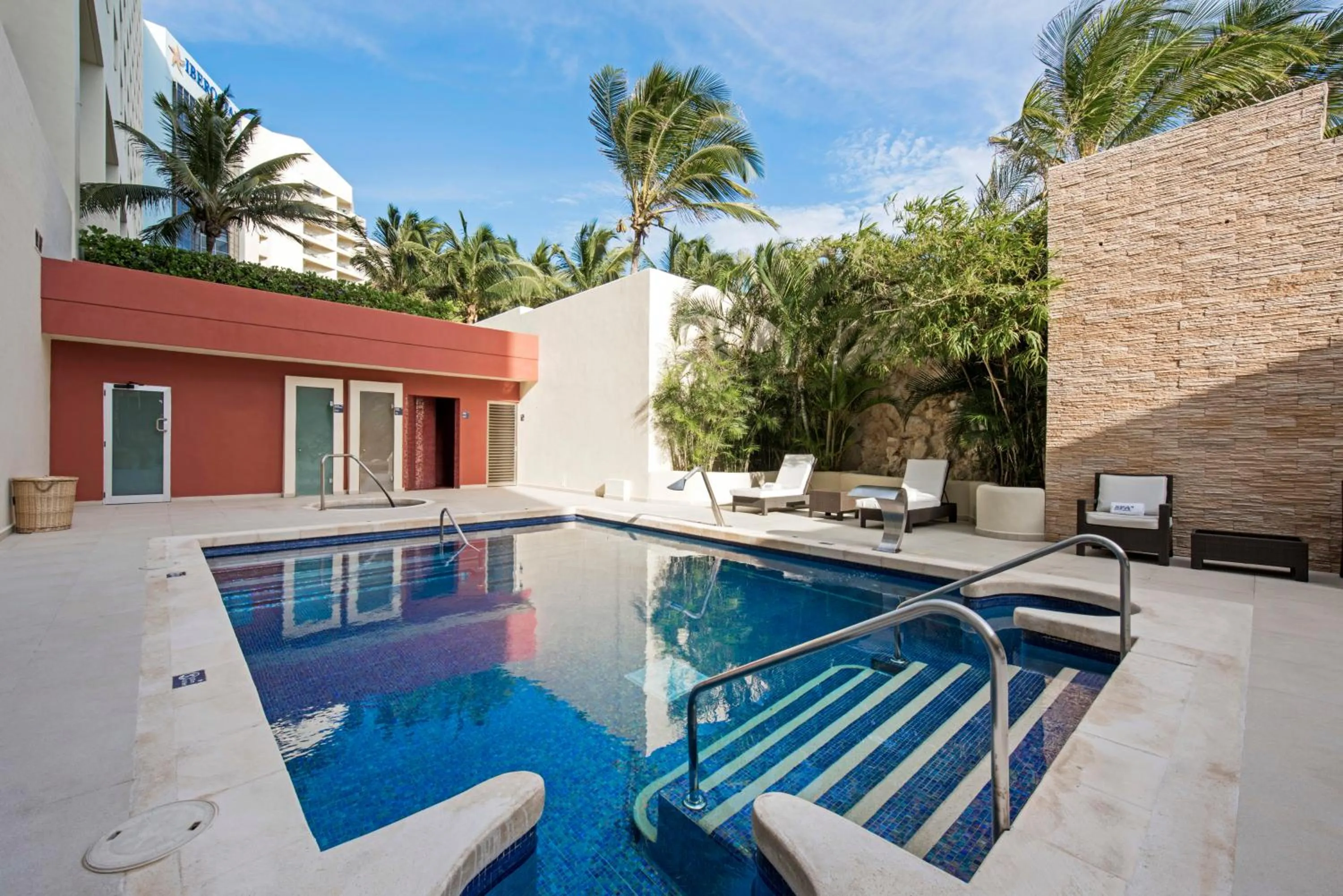 Swimming pool in Iberostar Selection Cancun - All Inclusive