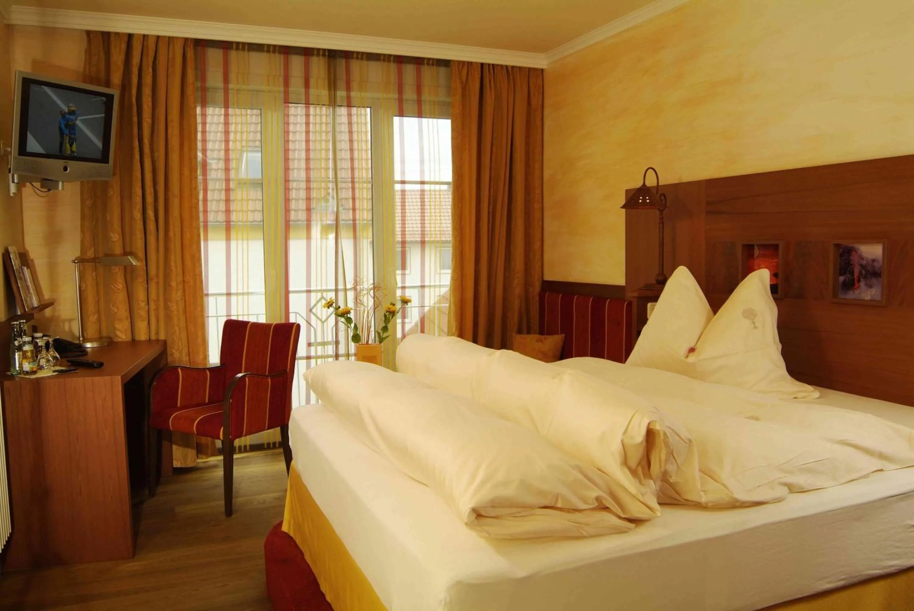 Photo of the whole room, Bed in Flair Hotel Zum Schwarzen Reiter