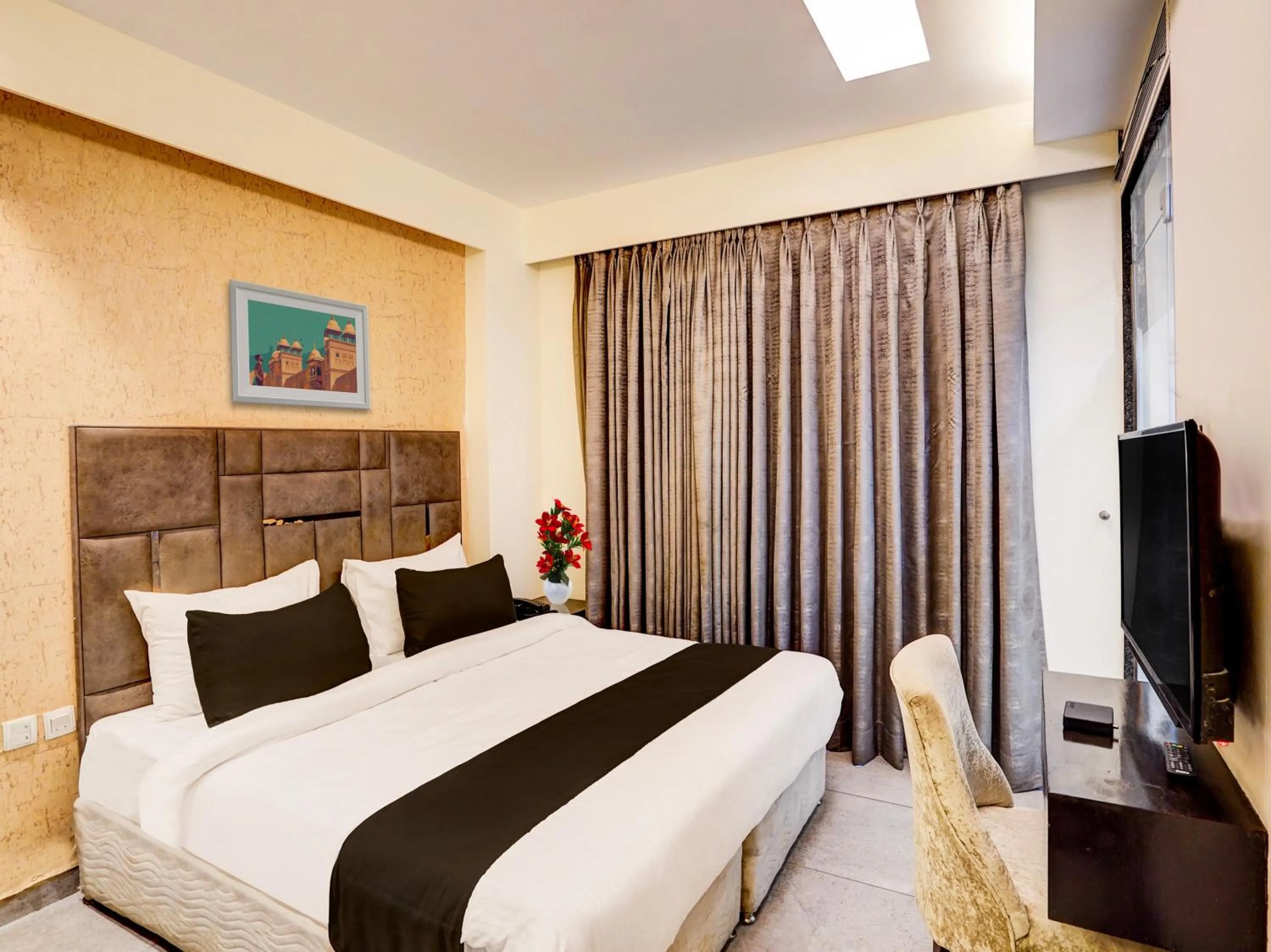 Bedroom, Bed in Super Townhouse Pitampura West Enclave