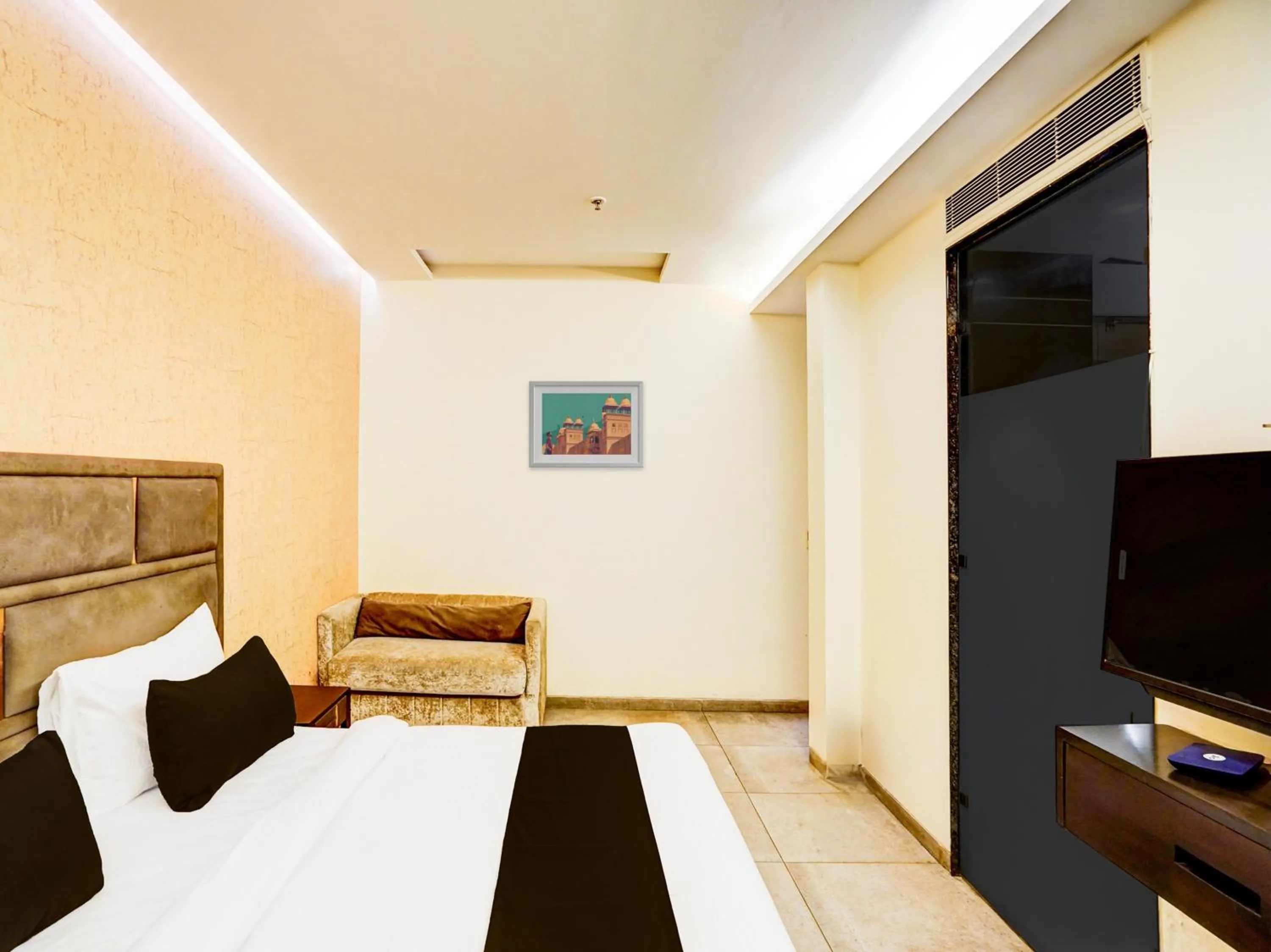 Bedroom, Bed in Super Townhouse Pitampura West Enclave