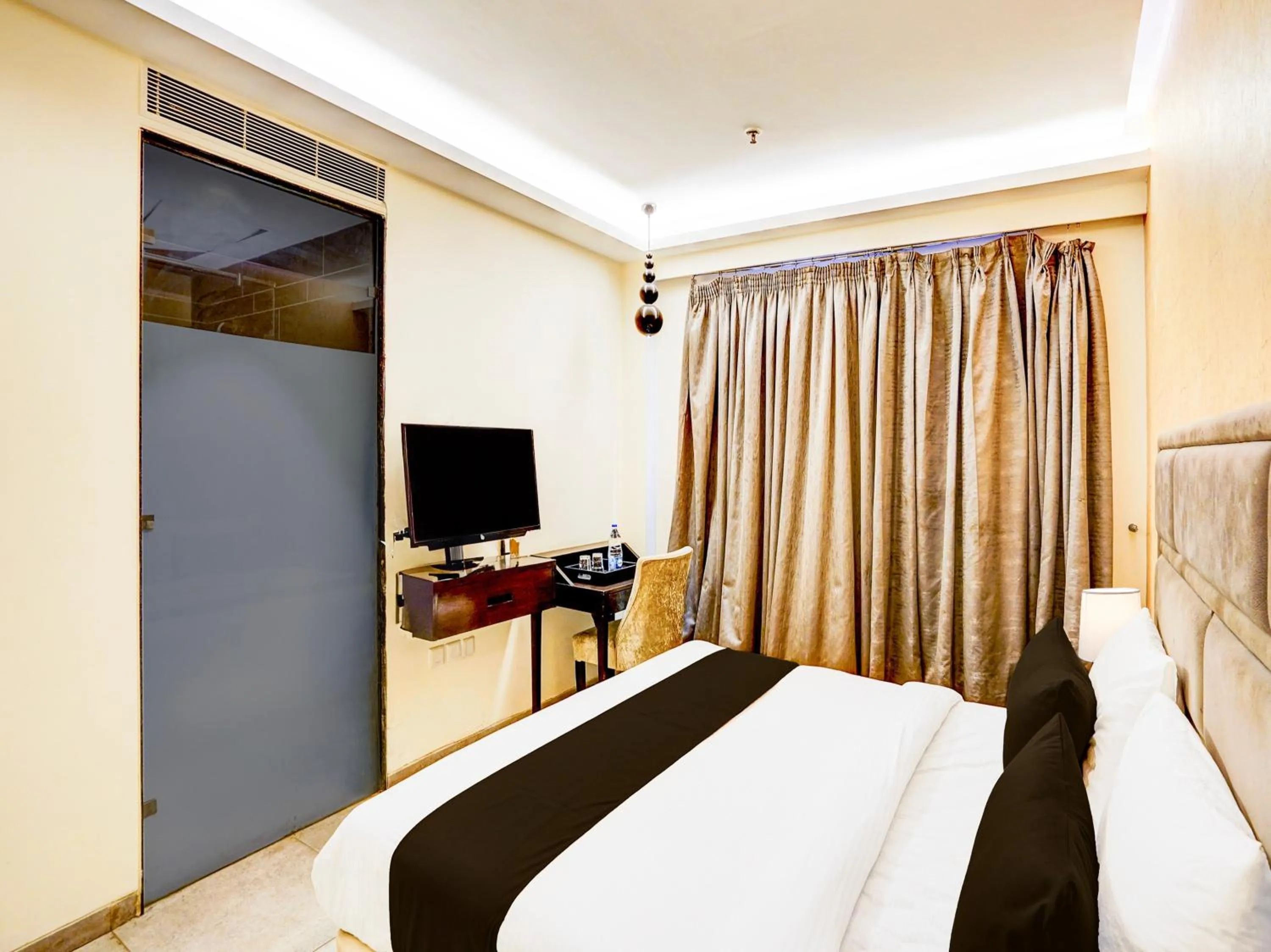 Bedroom, Bed in Super Townhouse Pitampura West Enclave