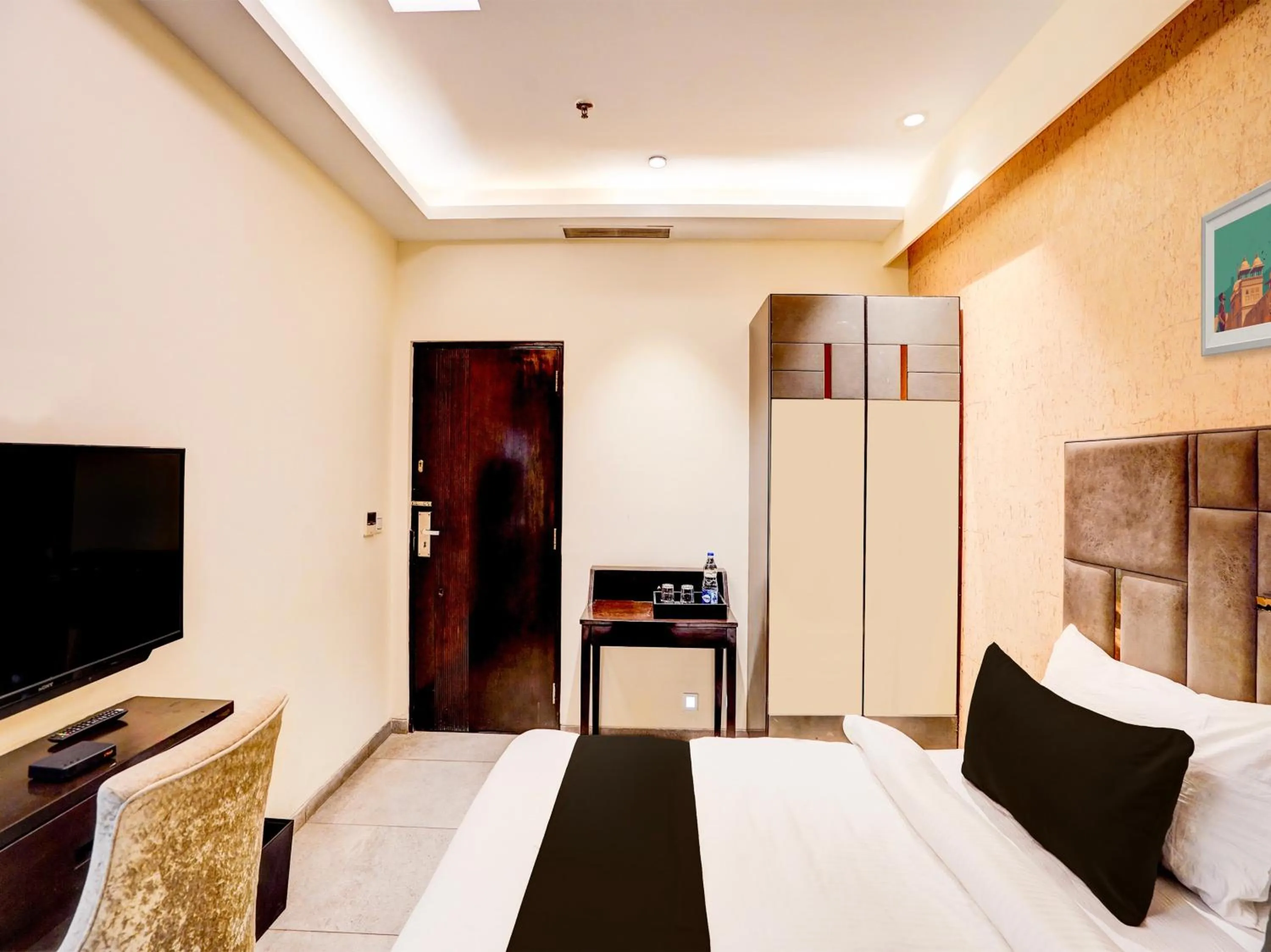 Bedroom, Bed in Super Townhouse Pitampura West Enclave