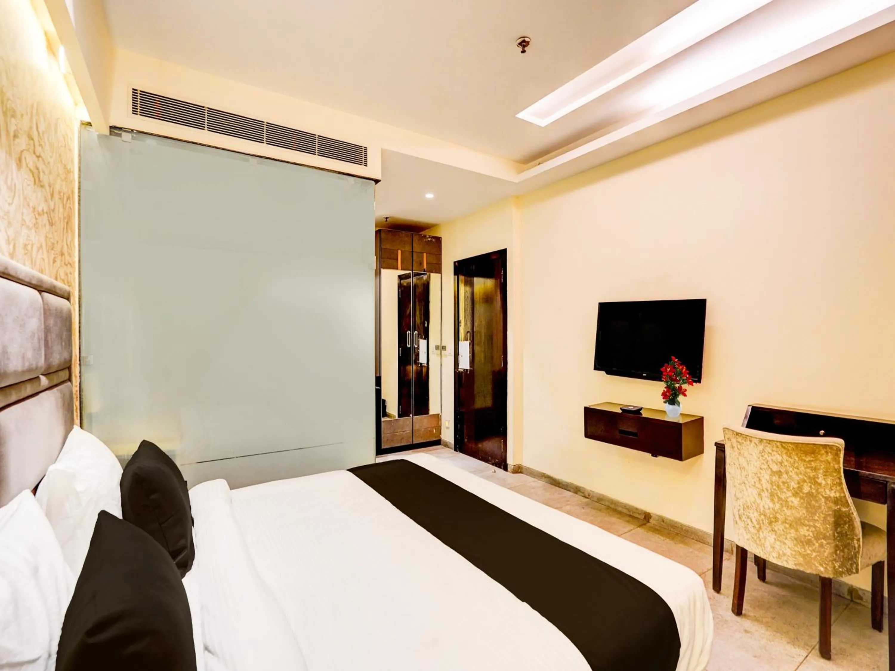 Bedroom, Bed in Super Townhouse Pitampura West Enclave