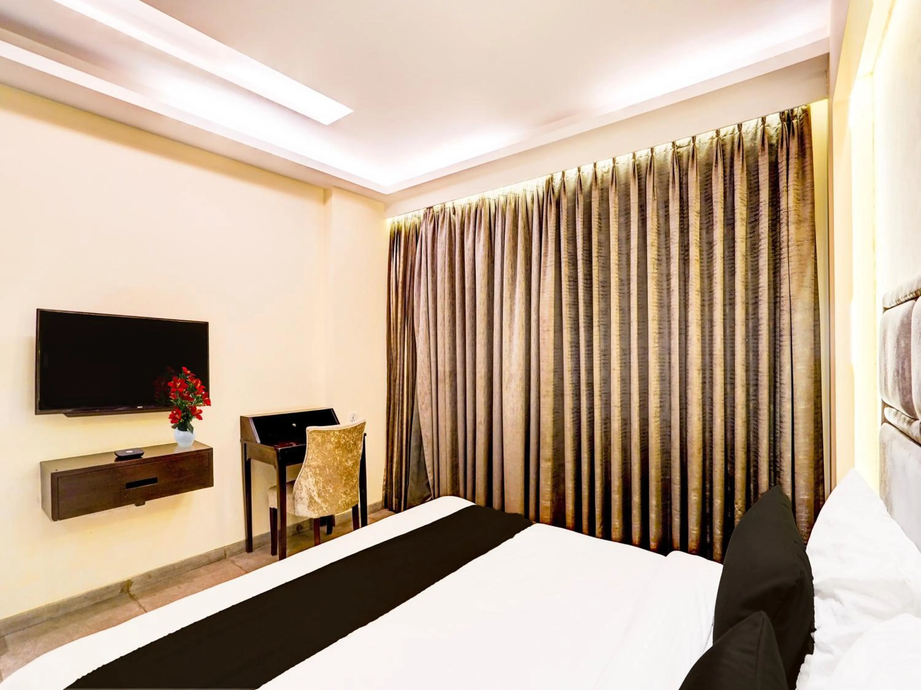 Bedroom, Bed in Super Townhouse Pitampura West Enclave