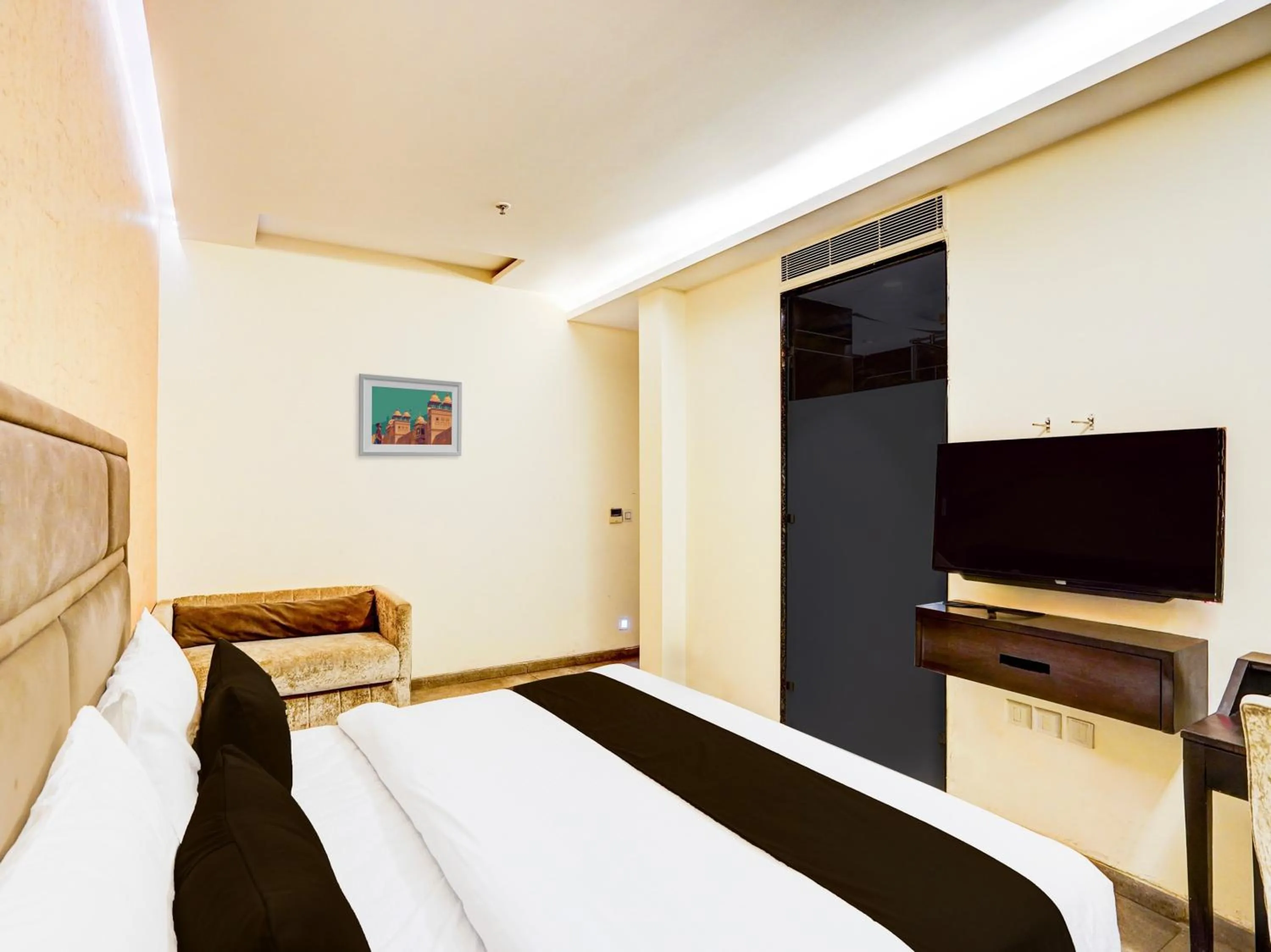 Bedroom, Bed in Super Townhouse Pitampura West Enclave