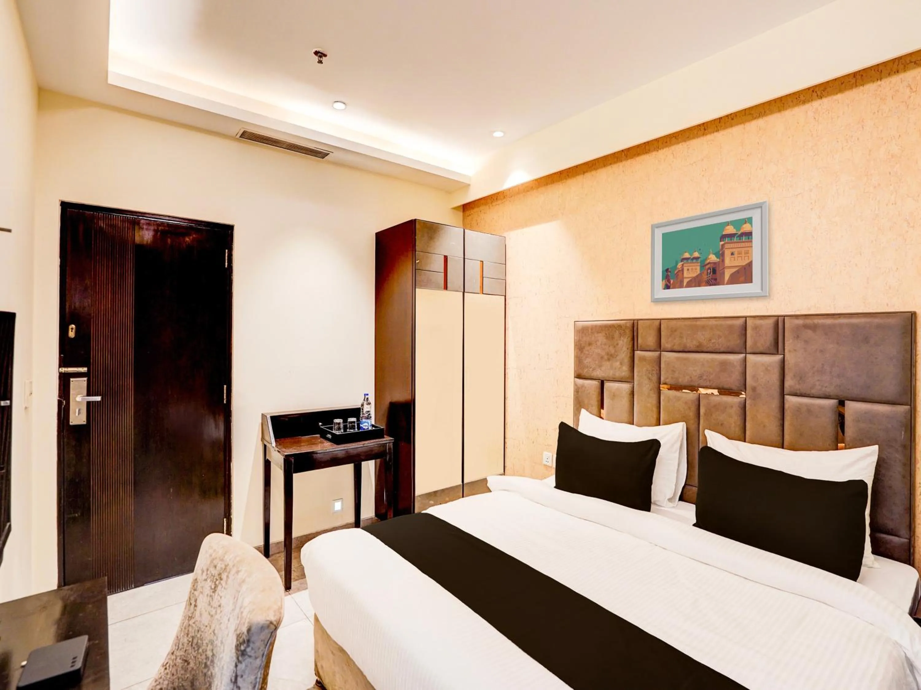 Bedroom, Bed in Super Townhouse Pitampura West Enclave
