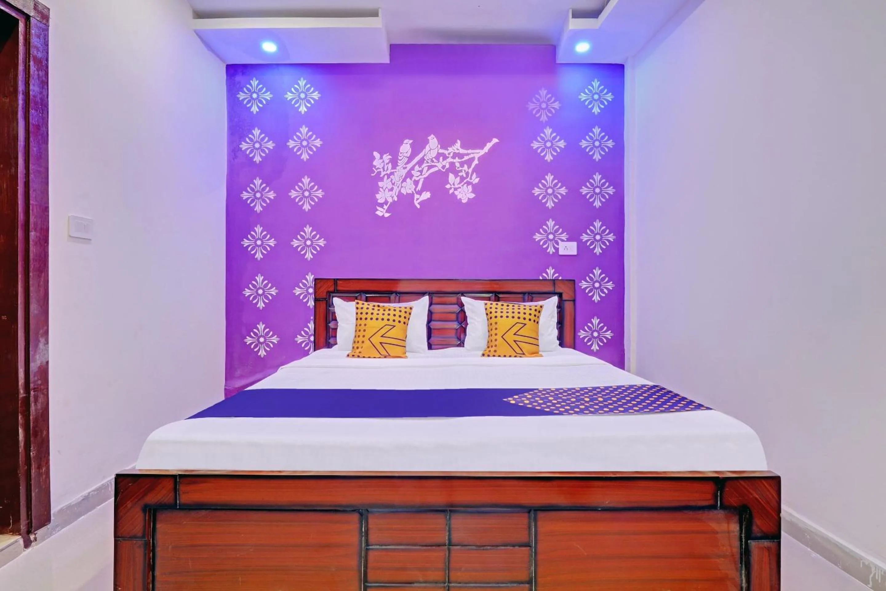 Bedroom, Bed in Hotel O Redison inn