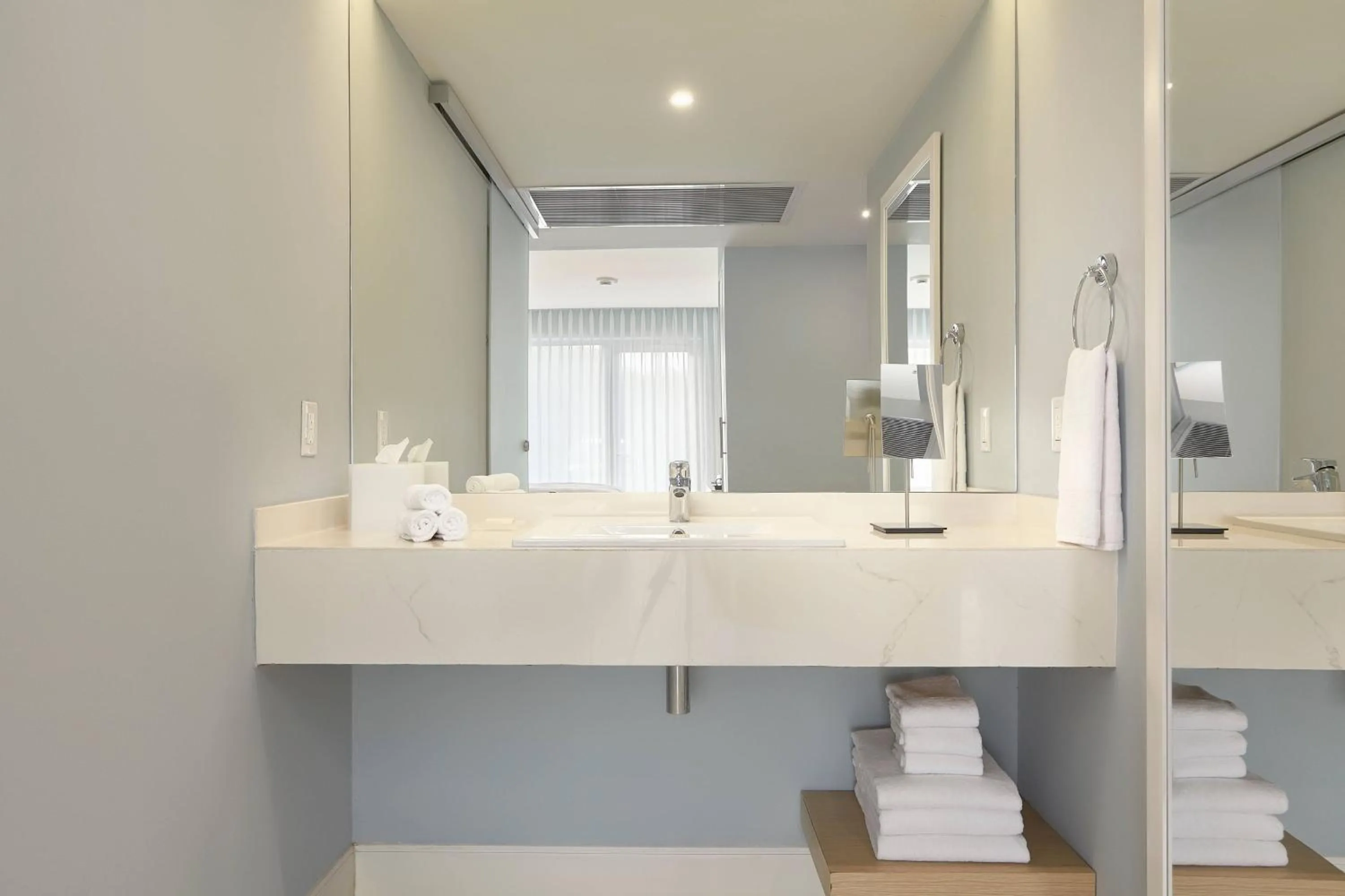 Bathroom in Courtyard by Marriott Aruba Resort