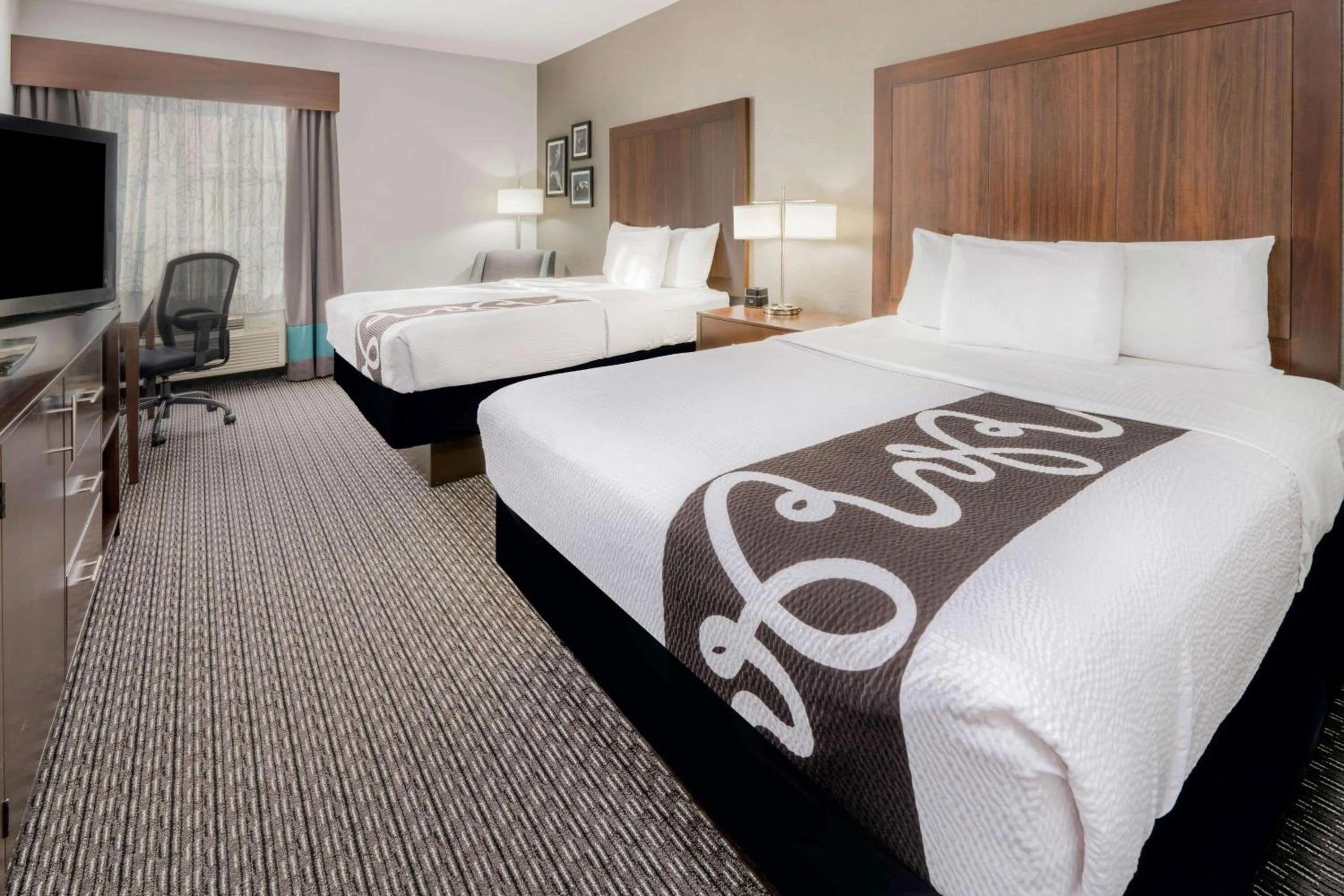 Photo of the whole room, Bed in La Quinta Inn & Suites by Wyndham Fort Worth Arlington West