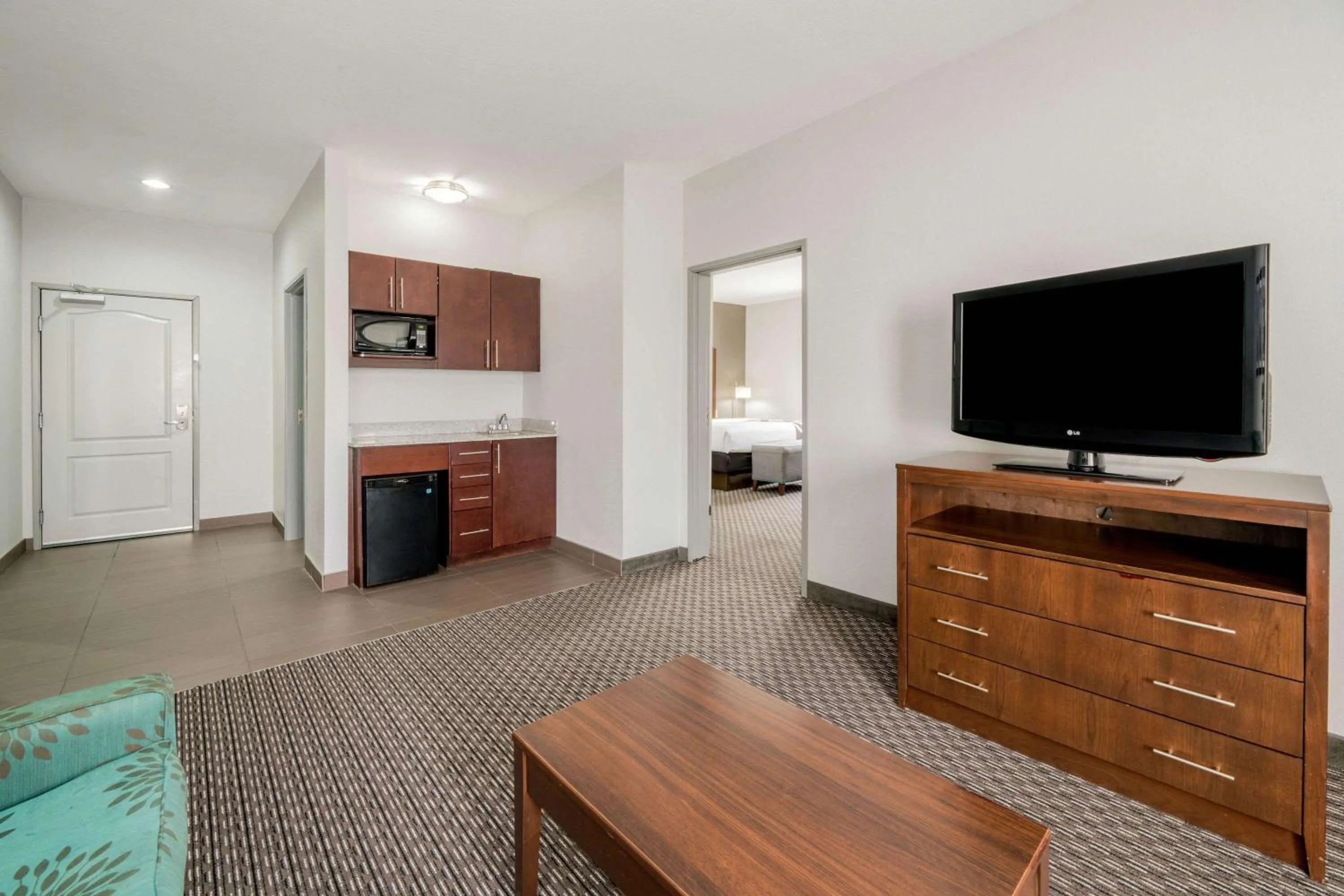 Kitchen or kitchenette in La Quinta Inn & Suites by Wyndham Fort Worth Arlington West