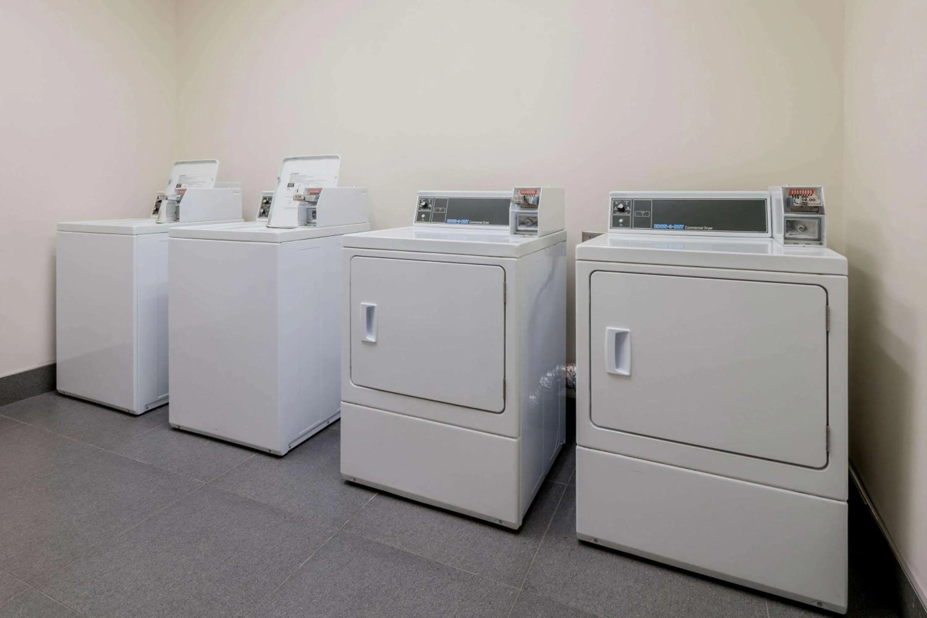 laundry in La Quinta Inn & Suites by Wyndham Fort Worth Arlington West