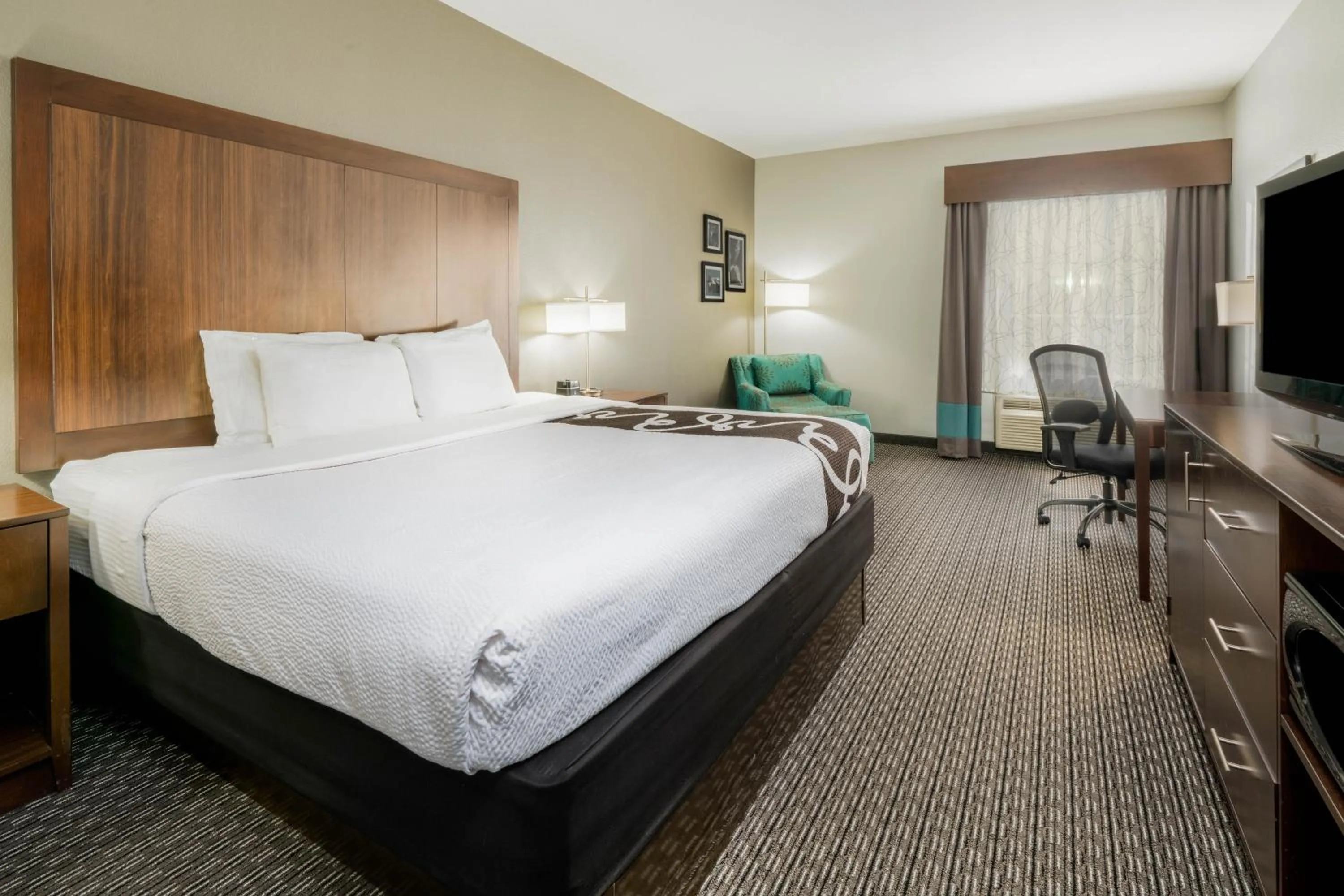 Bed in La Quinta Inn & Suites by Wyndham Fort Worth Arlington West