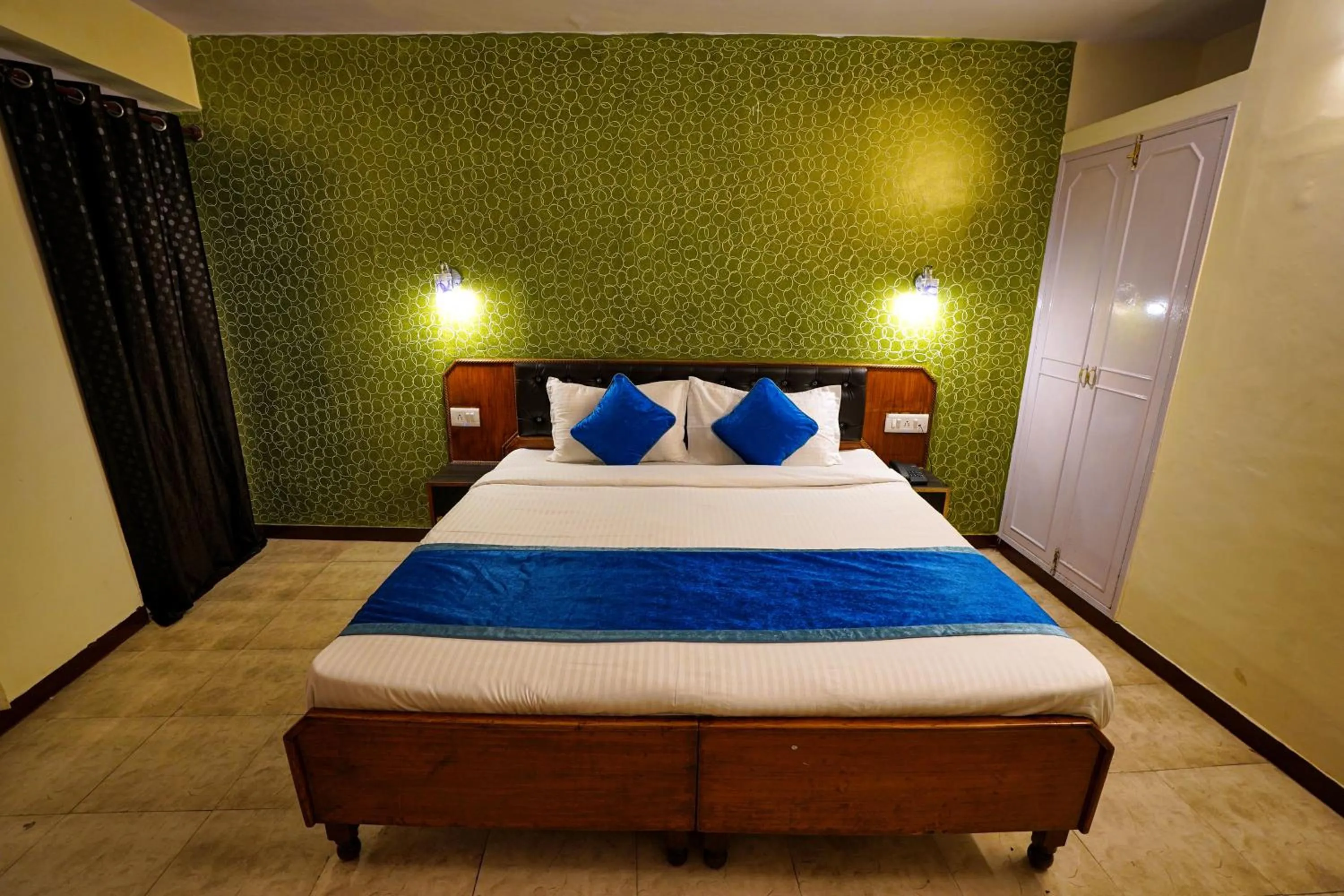 Bed in Hotel Atithi Mall Road