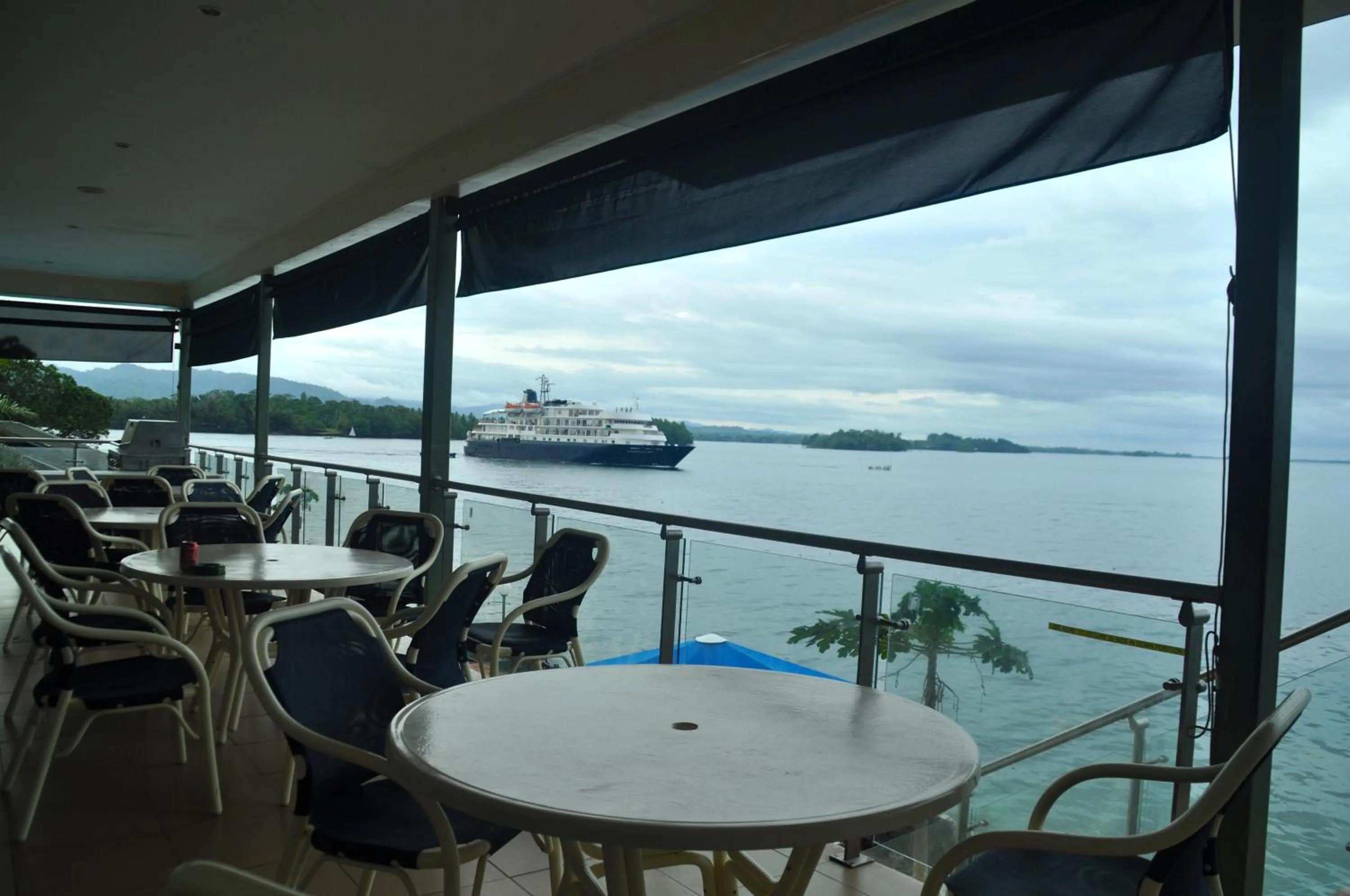 Restaurant/places to eat in Madang Resort