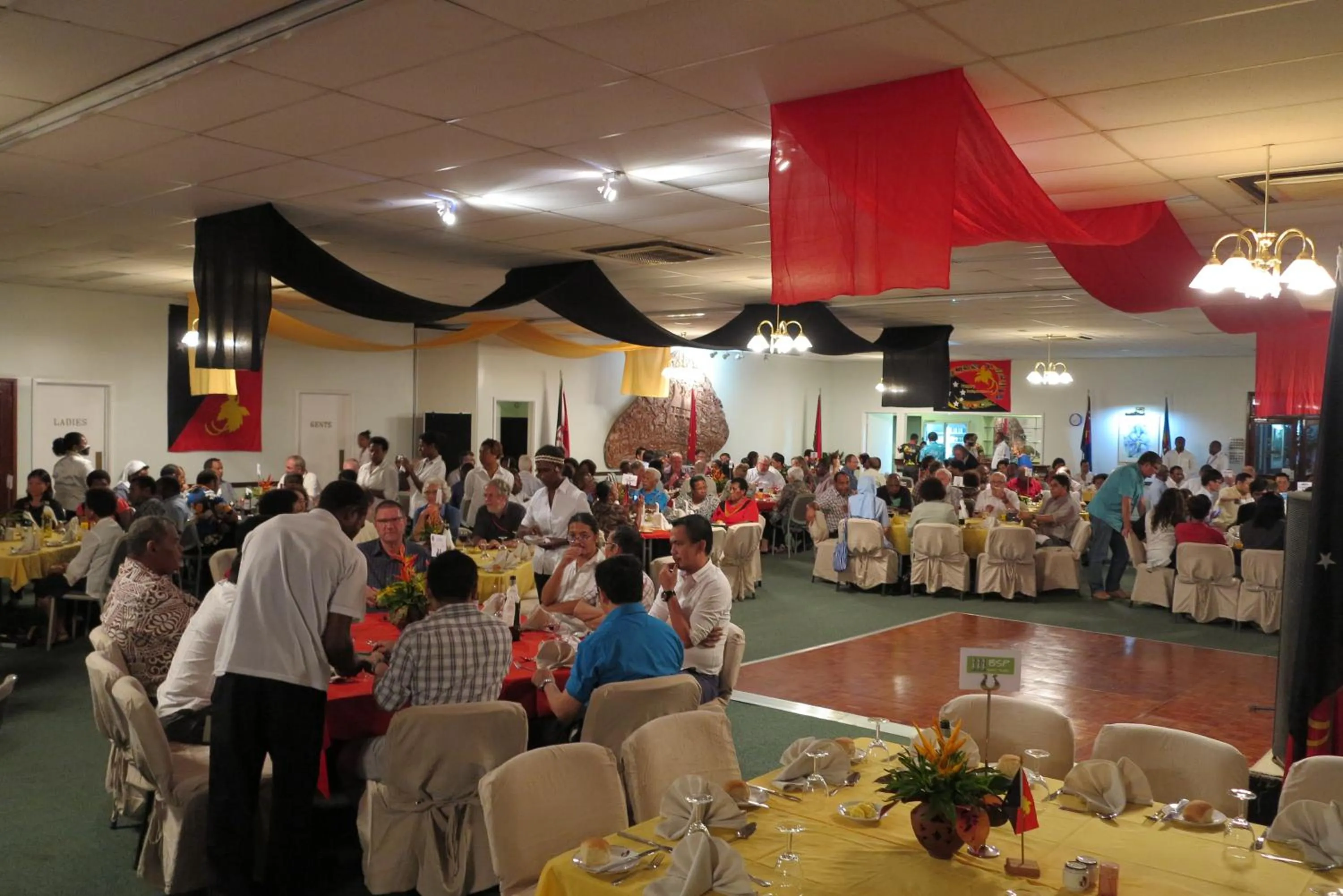 Restaurant/places to eat in Madang Resort