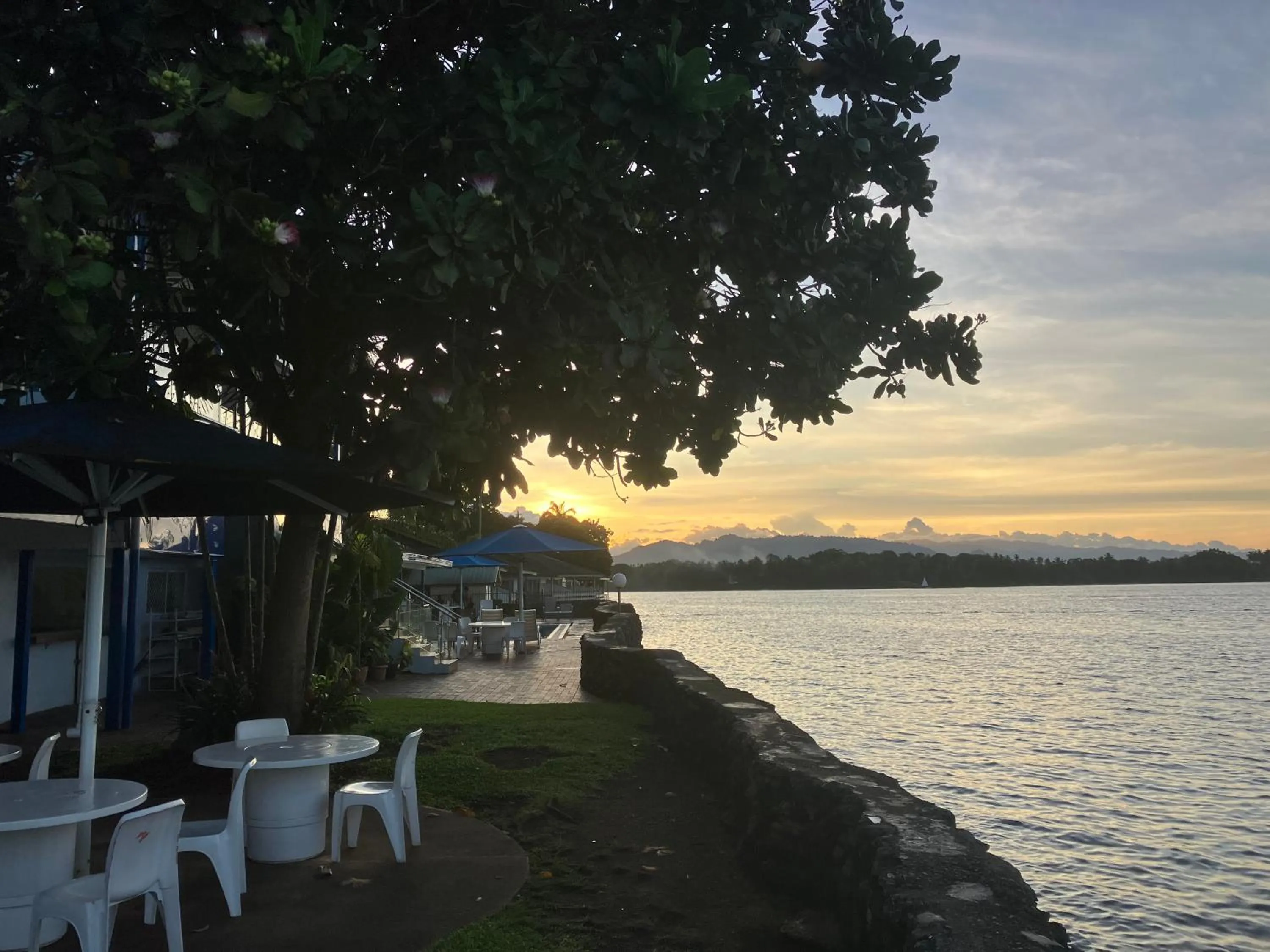 Restaurant/places to eat in Madang Resort