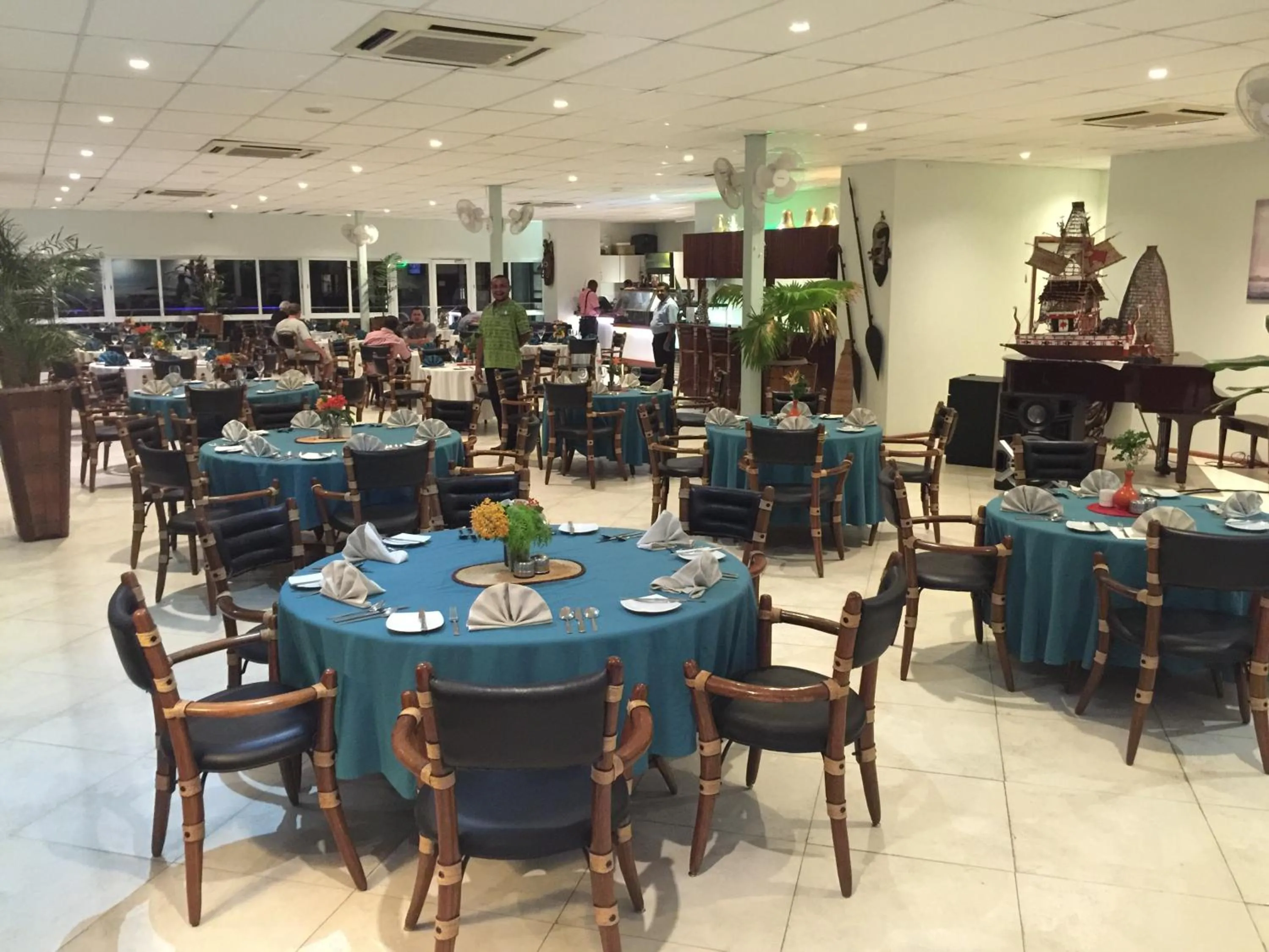 Restaurant/places to eat in Madang Resort