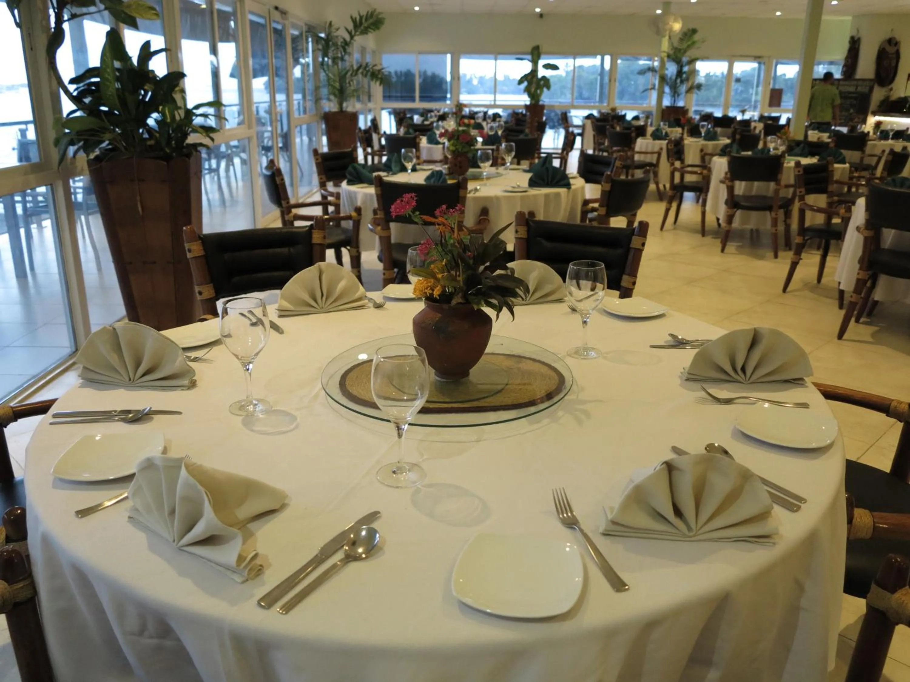 Restaurant/places to eat in Madang Resort