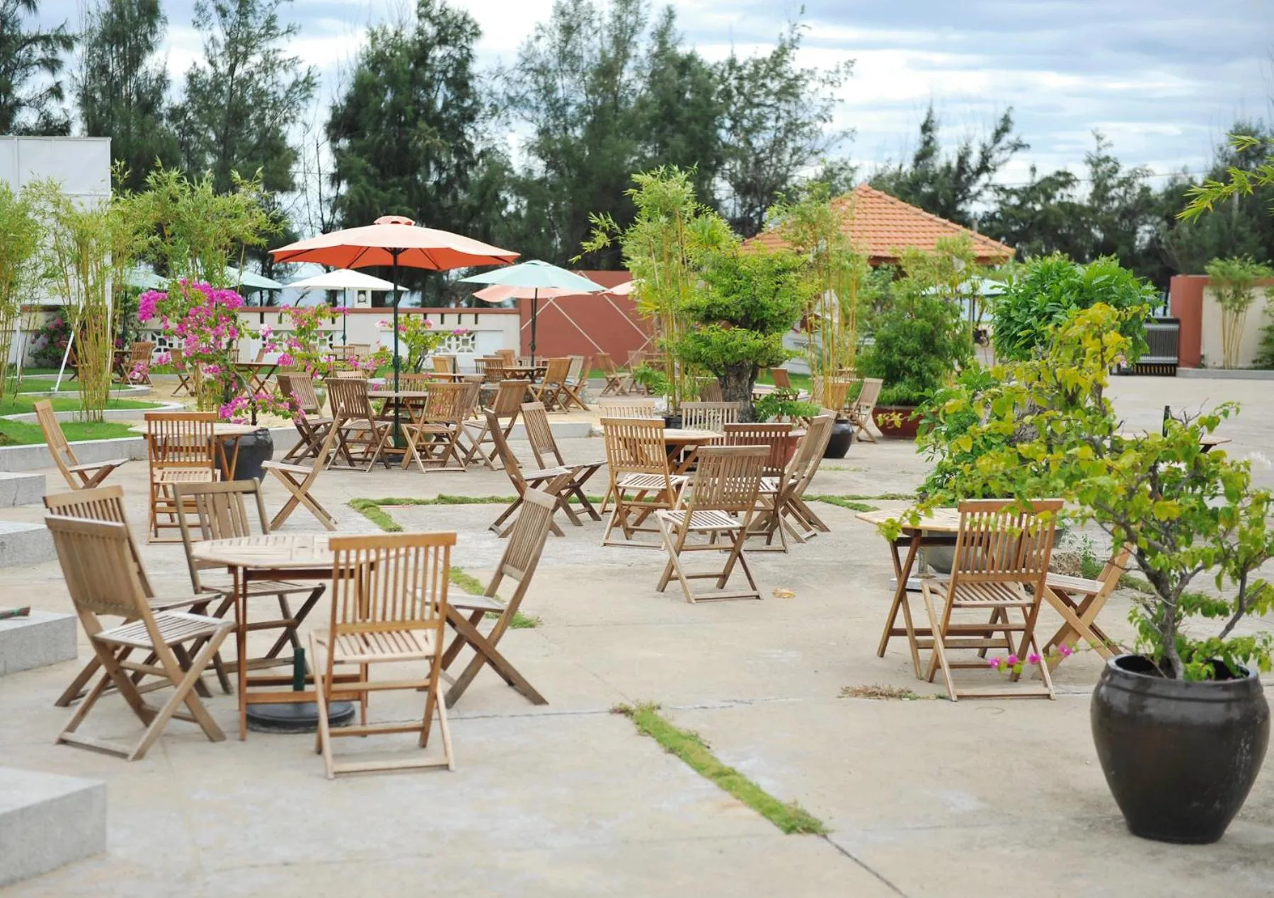 Facade/entrance in Long Beach Hotel