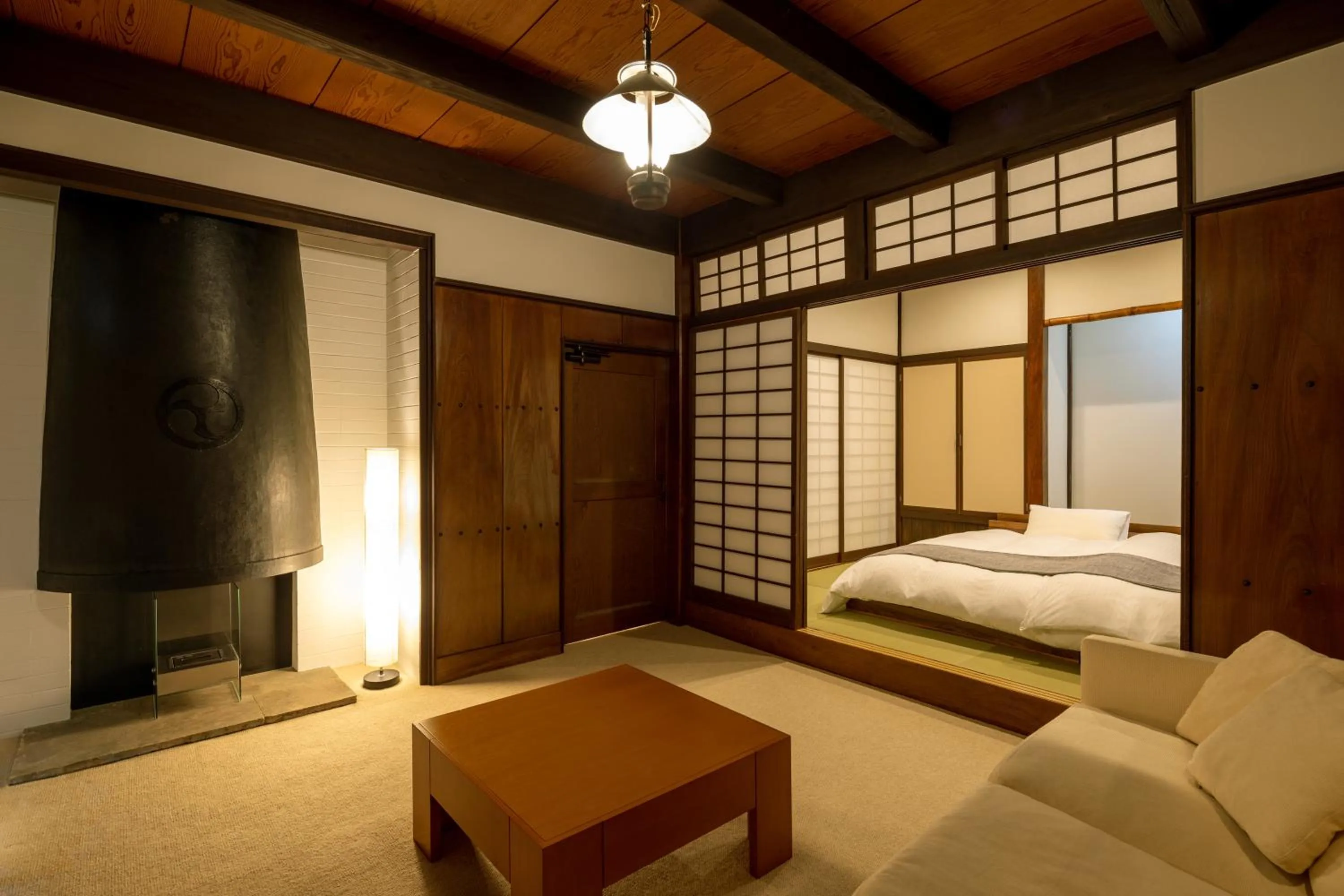 Bed in Shirakabe