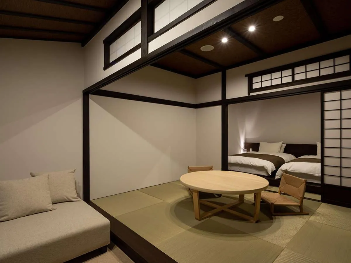 Bed in Shirakabe