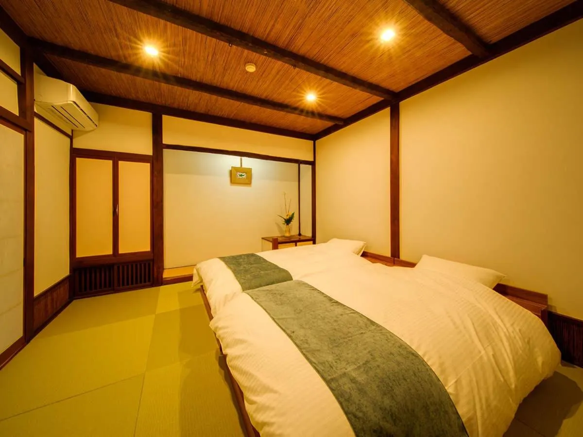 Bed in Shirakabe
