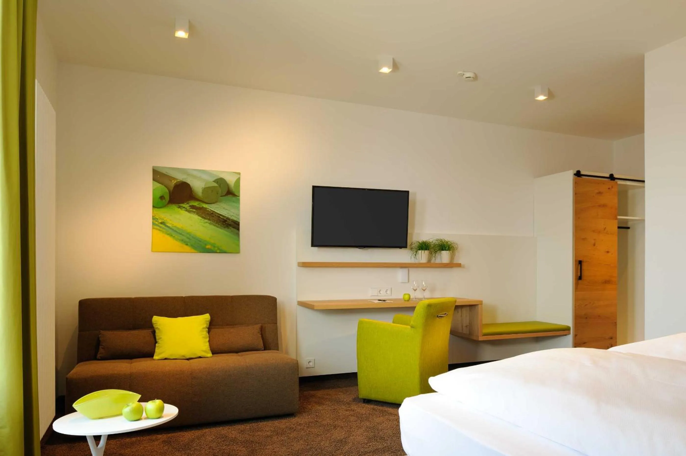 Photo of the whole room, Bed in Hirsch - Das Ellwanger Landhotel